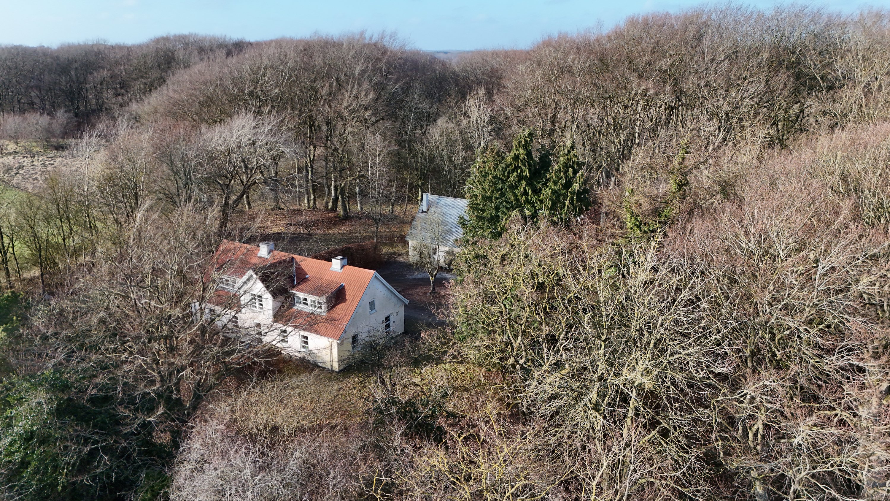 Fremhævet drone billede i fuldskærmstilstand. Billede af Cecilieborgvej 4, Katbjerg, 9550 Mariager