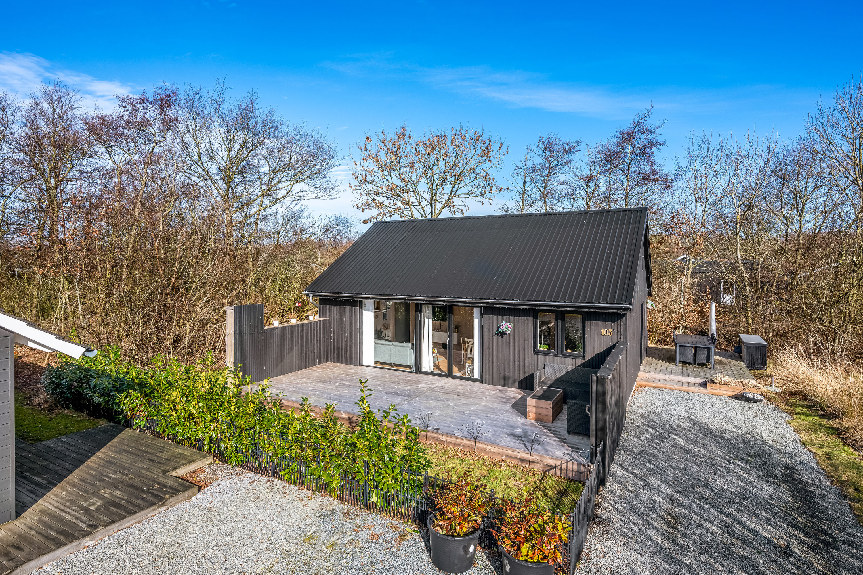 Fremhævet facade billede i fuldskærmstilstand. Billede af Bork Hytteby 103, Bork Havn, 6893 Hemmet