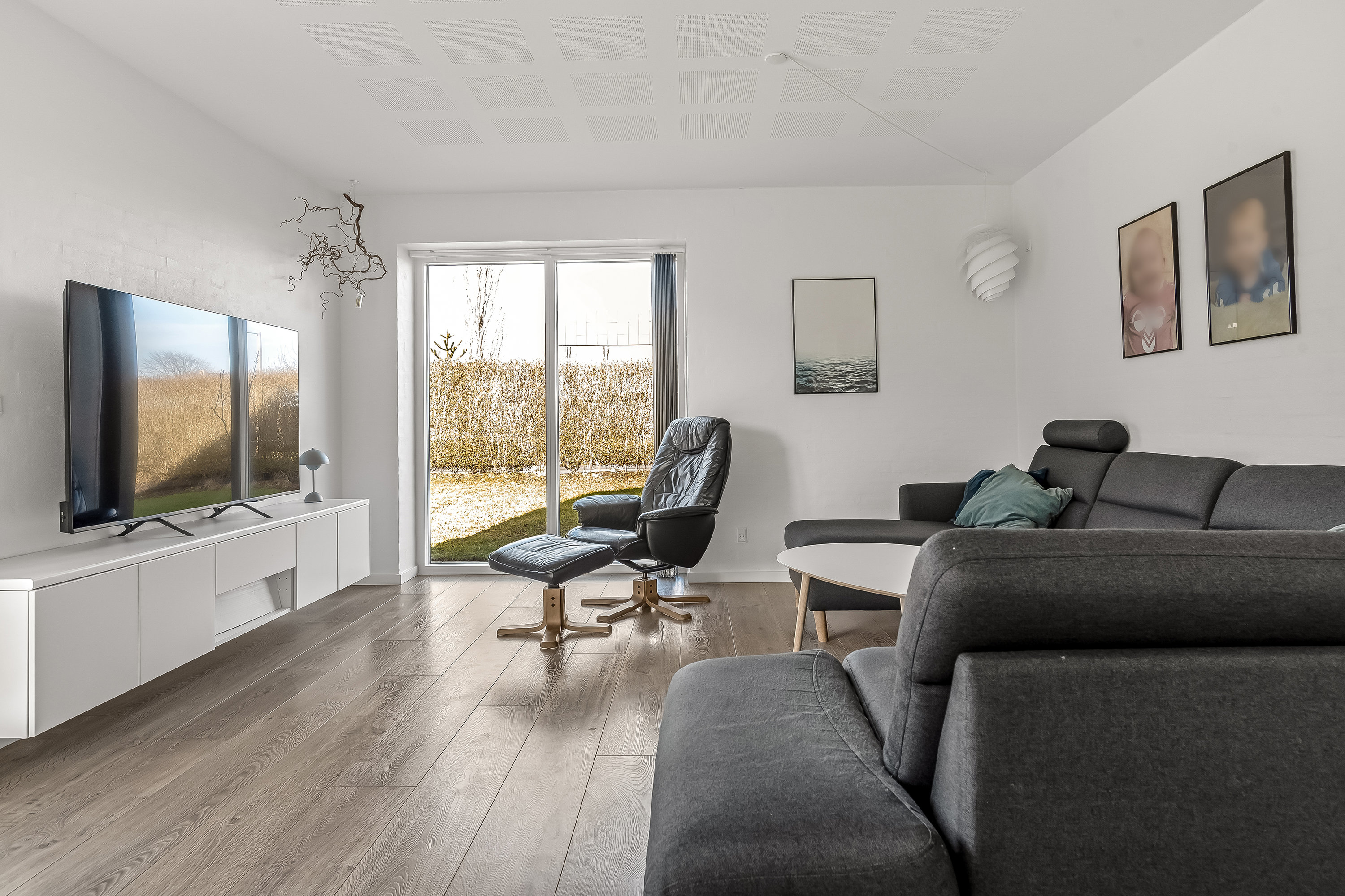 Fremhævet stue billede i fuldskærmstilstand. Billede af Kusken 33, Mejrup, 7500 Holstebro