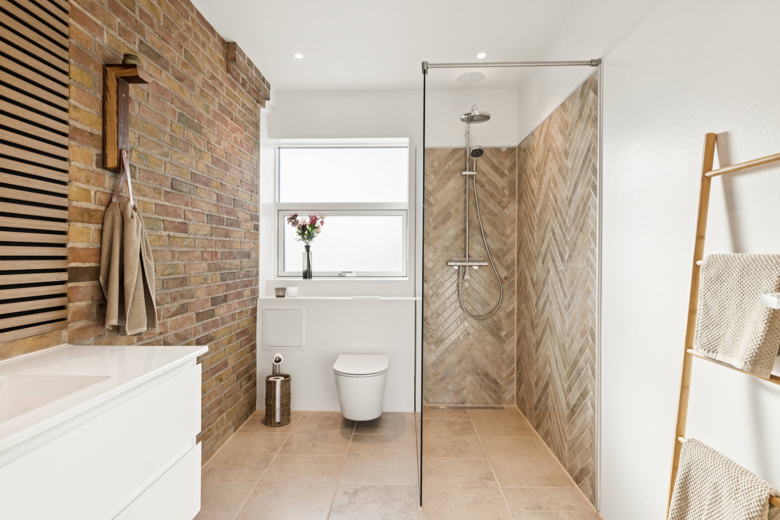 Fremhævet badeværelse billede i fuldskærmstilstand. Billede af Gåsebakken 10, Ugelbølle, 8410 Rønde