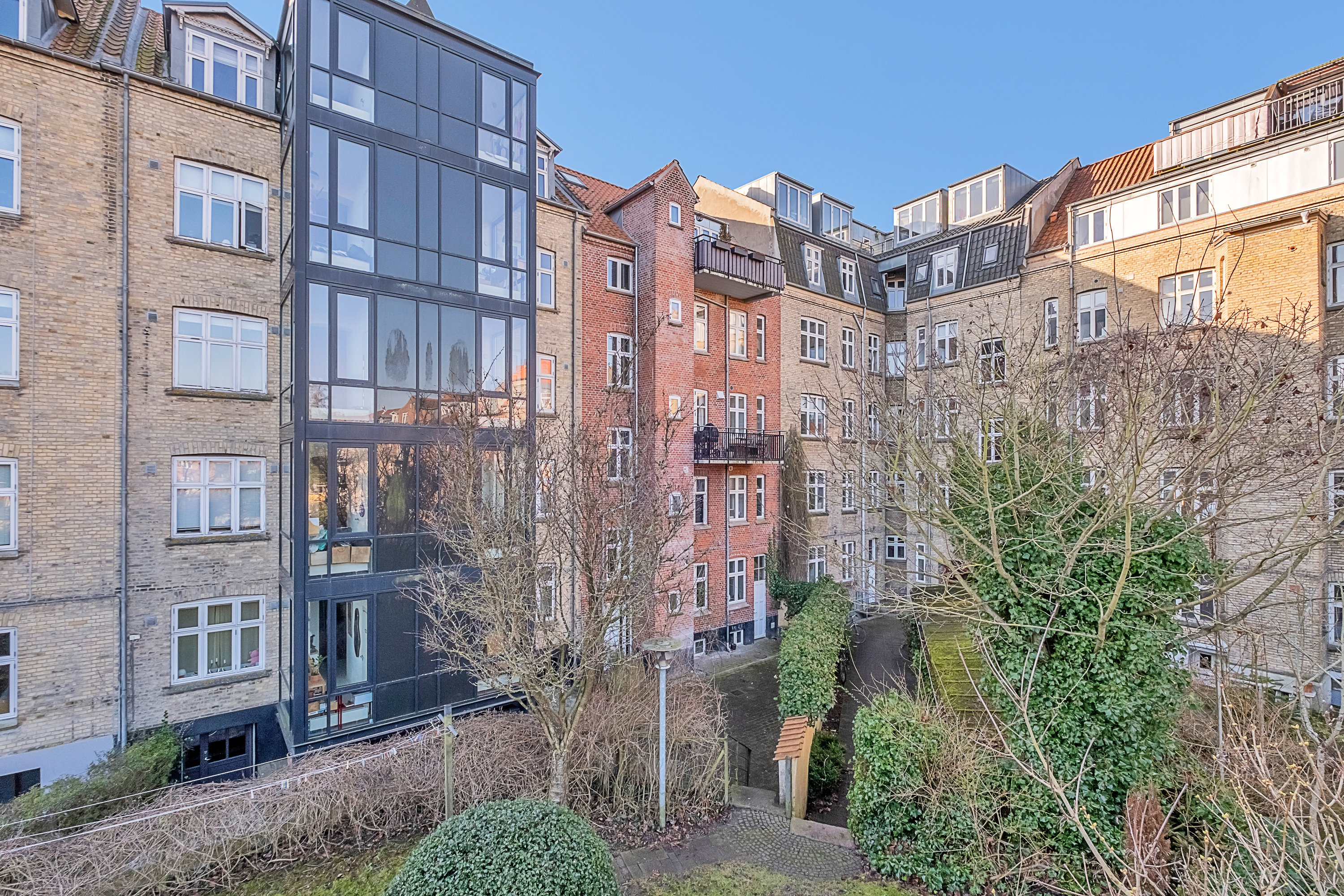 Fremhævet bag facade billede i fuldskærmstilstand. Billede af Odensegade 40, st.., 8000 Aarhus C