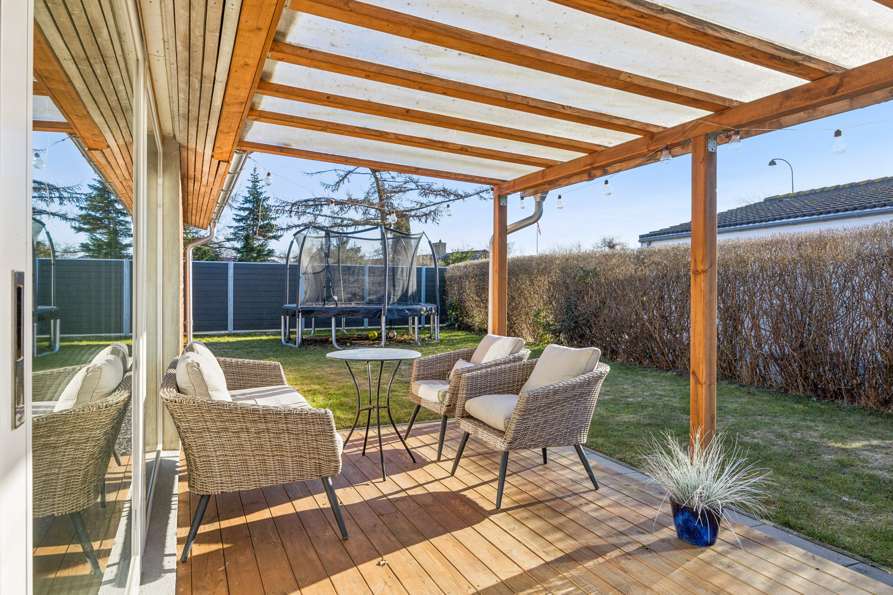 Fremhævet terrasse billede i fuldskærmstilstand. Billede af Tranegilde Strandvej 72, 2635 Ishøj