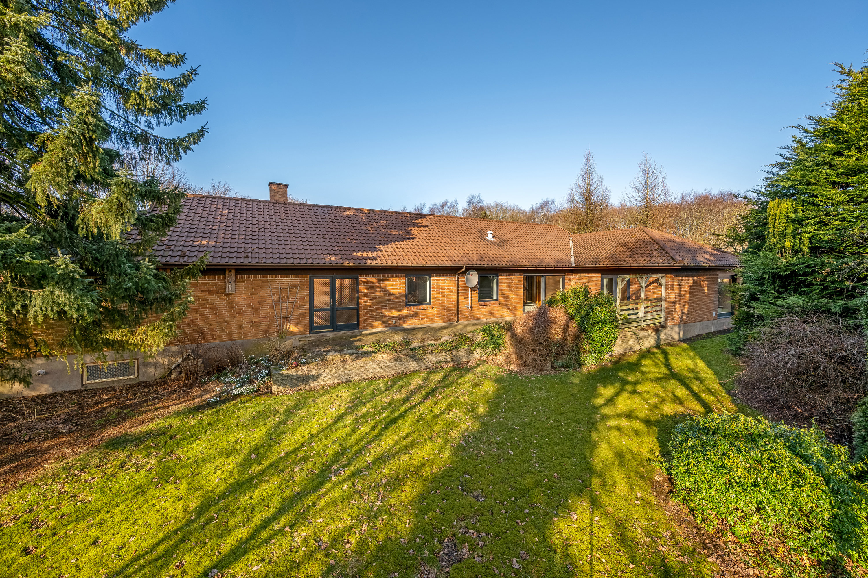 Fremhævet facade billede i fuldskærmstilstand. Billede af Skovbrynet 11, Ølstrup, 6950 Ringkøbing