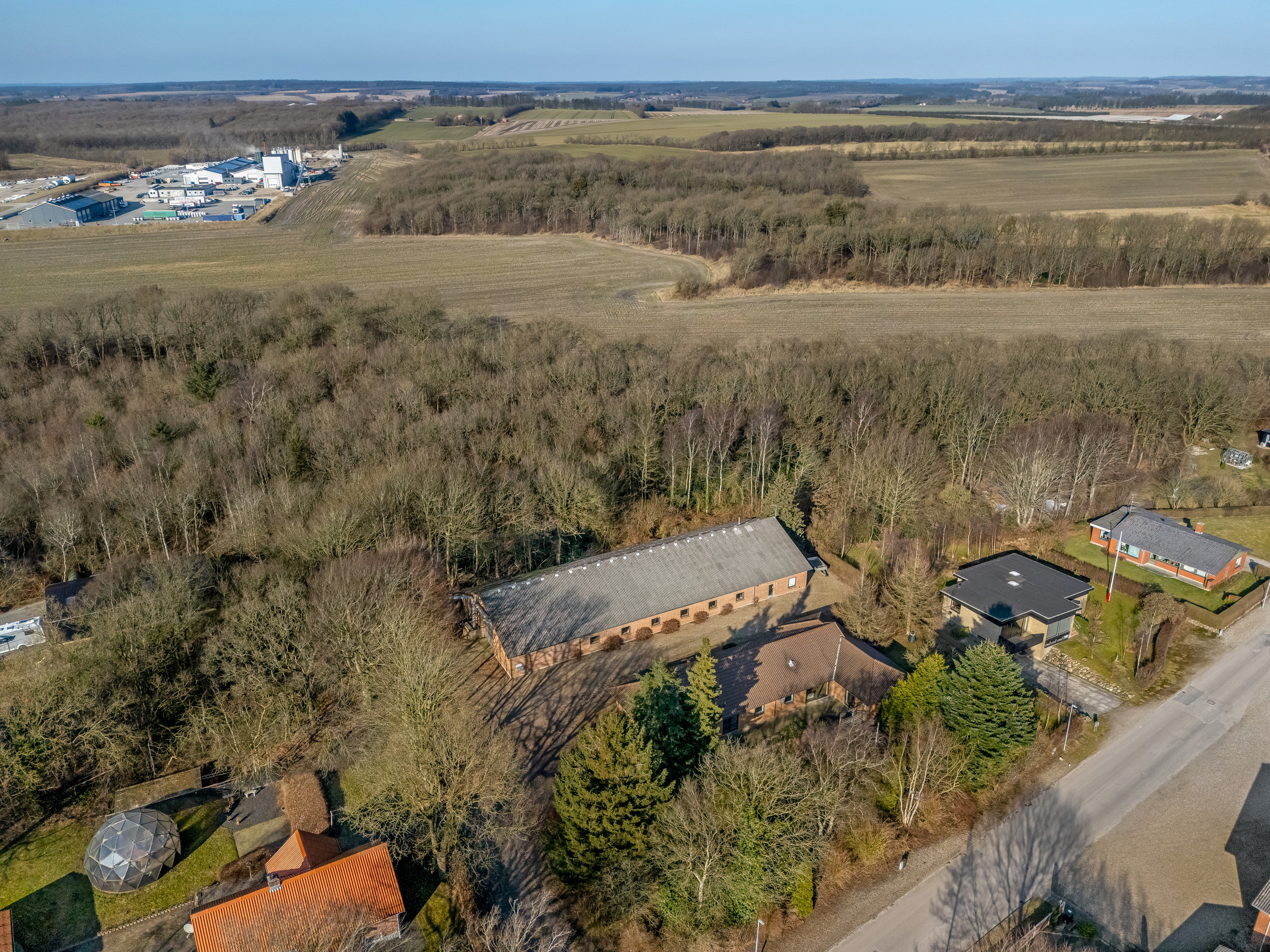Fremhævet luftfoto billede i fuldskærmstilstand. Billede af Skovbrynet 11, Ølstrup, 6950 Ringkøbing