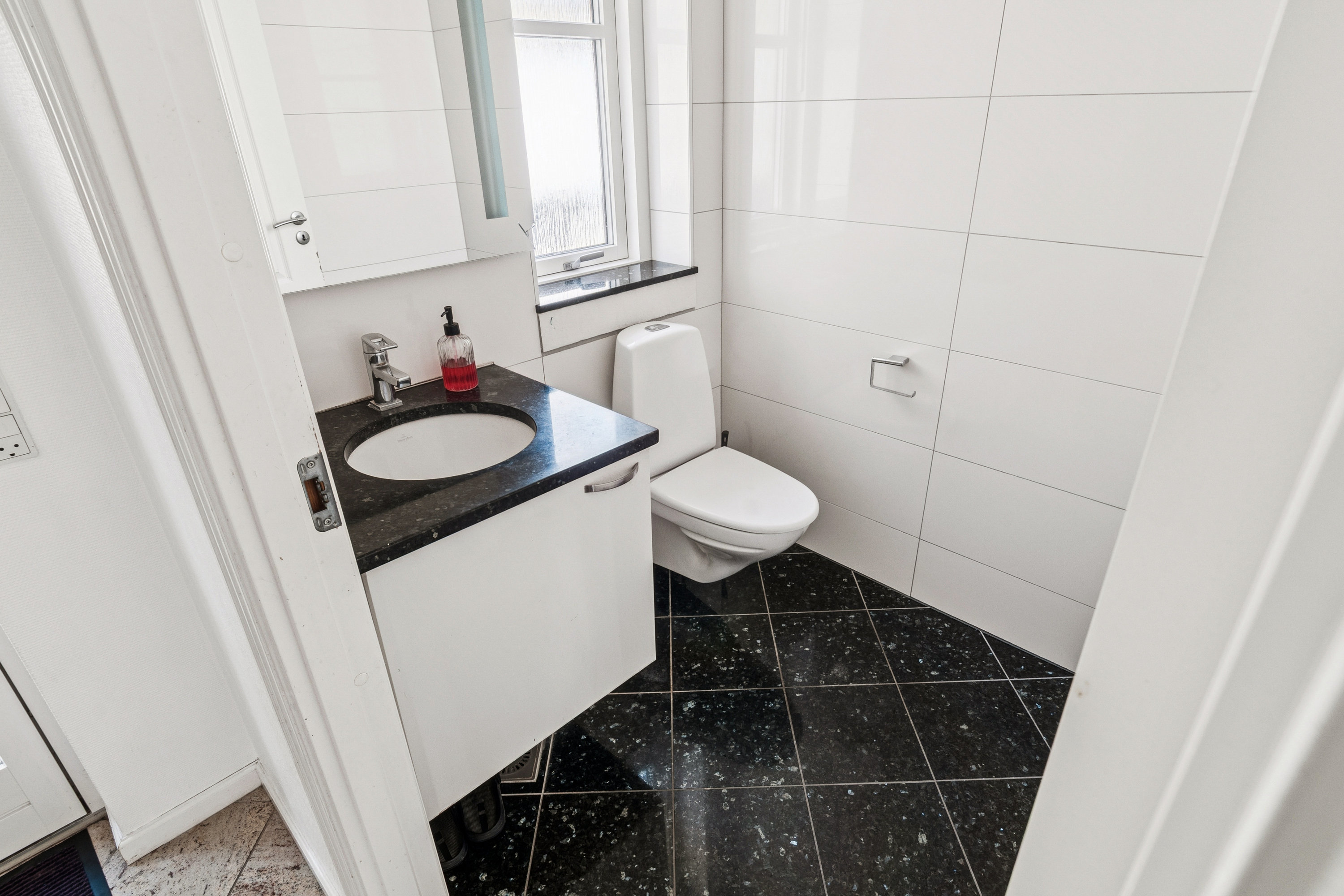 Fremhævet badeværelse billede i fuldskærmstilstand. Billede af Ingstrup Alle 10B, 2770 Kastrup