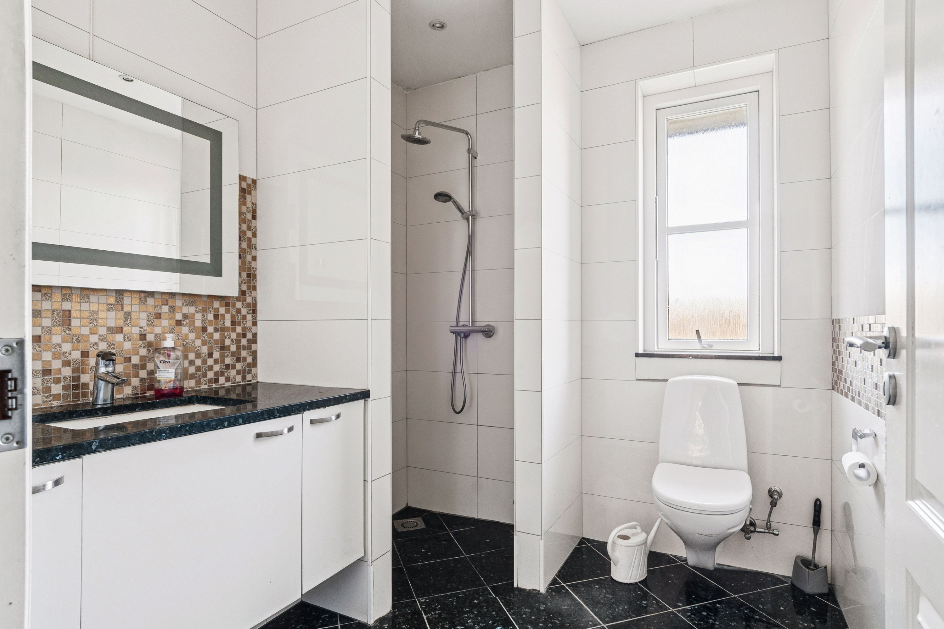 Fremhævet badeværelse billede i fuldskærmstilstand. Billede af Ingstrup Alle 10B, 2770 Kastrup