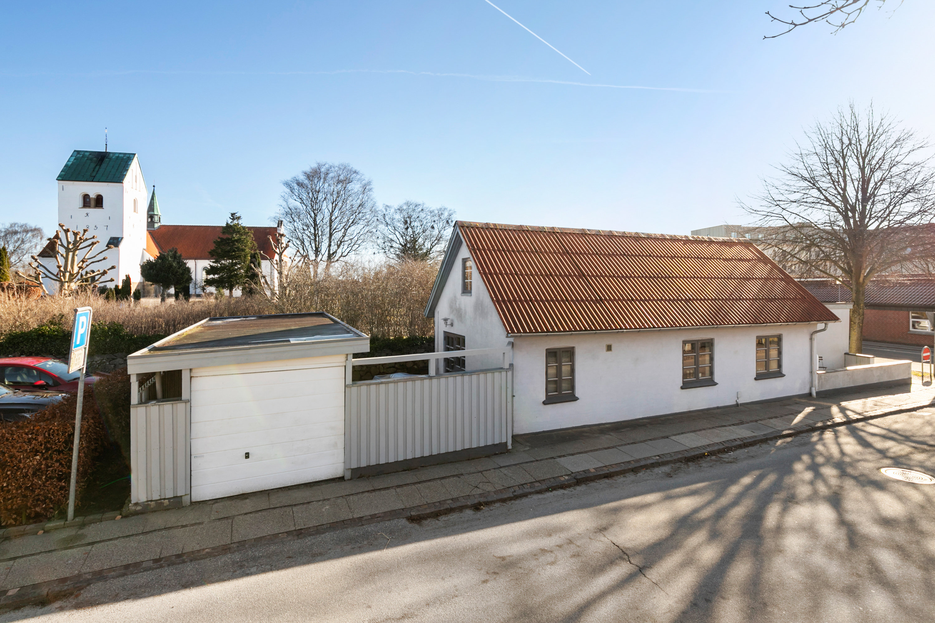 Fremhævet facade billede i fuldskærmstilstand. Billede af Nibevej 12, 9600 Aars