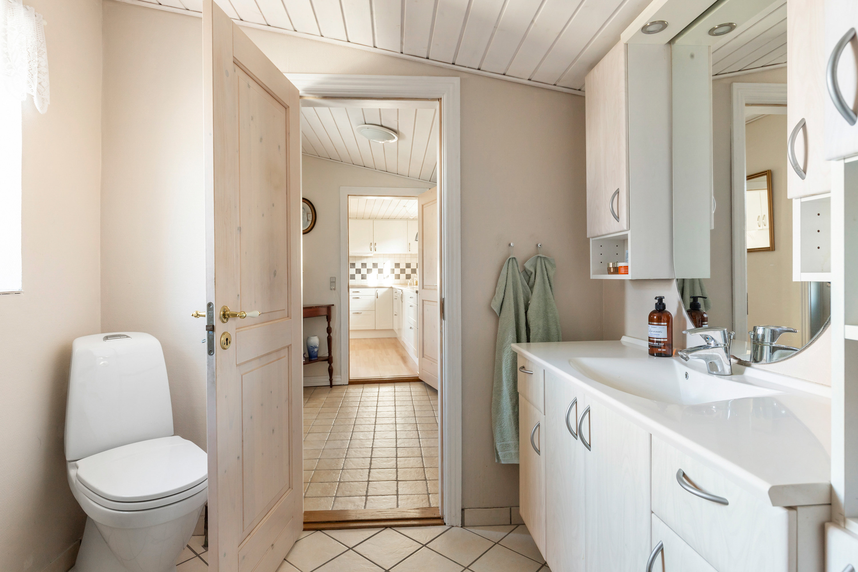 Fremhævet badeværelse billede i fuldskærmstilstand. Billede af Nibevej 12, 9600 Aars