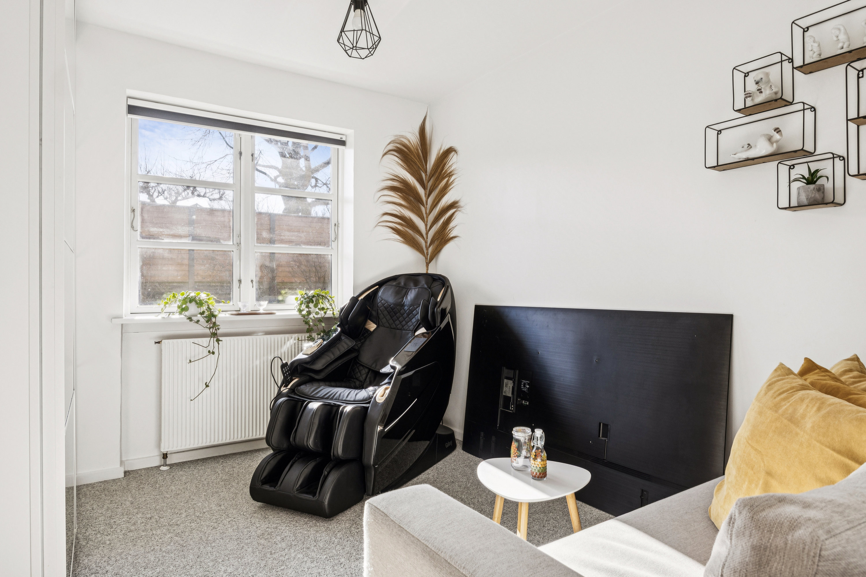 Fremhævet stue billede i fuldskærmstilstand. Billede af Hinbjerg 39, 2690 Karlslunde