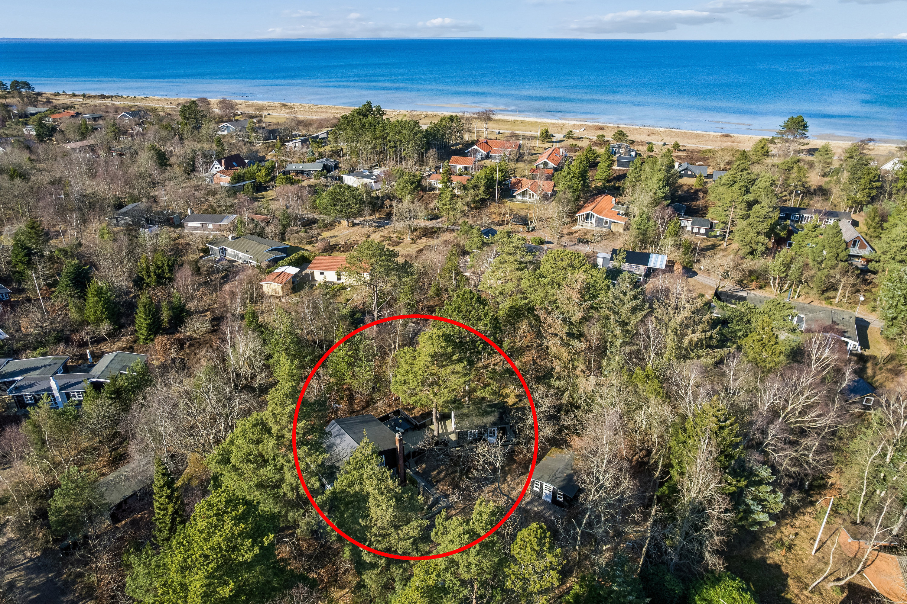 Fremhævet luftfoto billede i fuldskærmstilstand. Billede af Skovvej 18, Fjellerup Strand, 8585 Glesborg