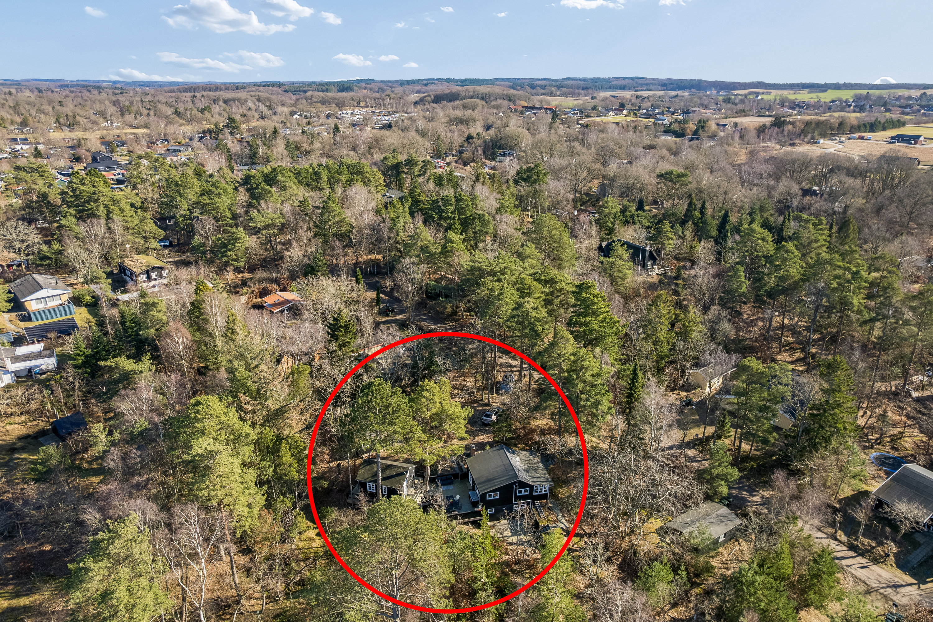 Fremhævet luftfoto billede i fuldskærmstilstand. Billede af Skovvej 18, Fjellerup Strand, 8585 Glesborg