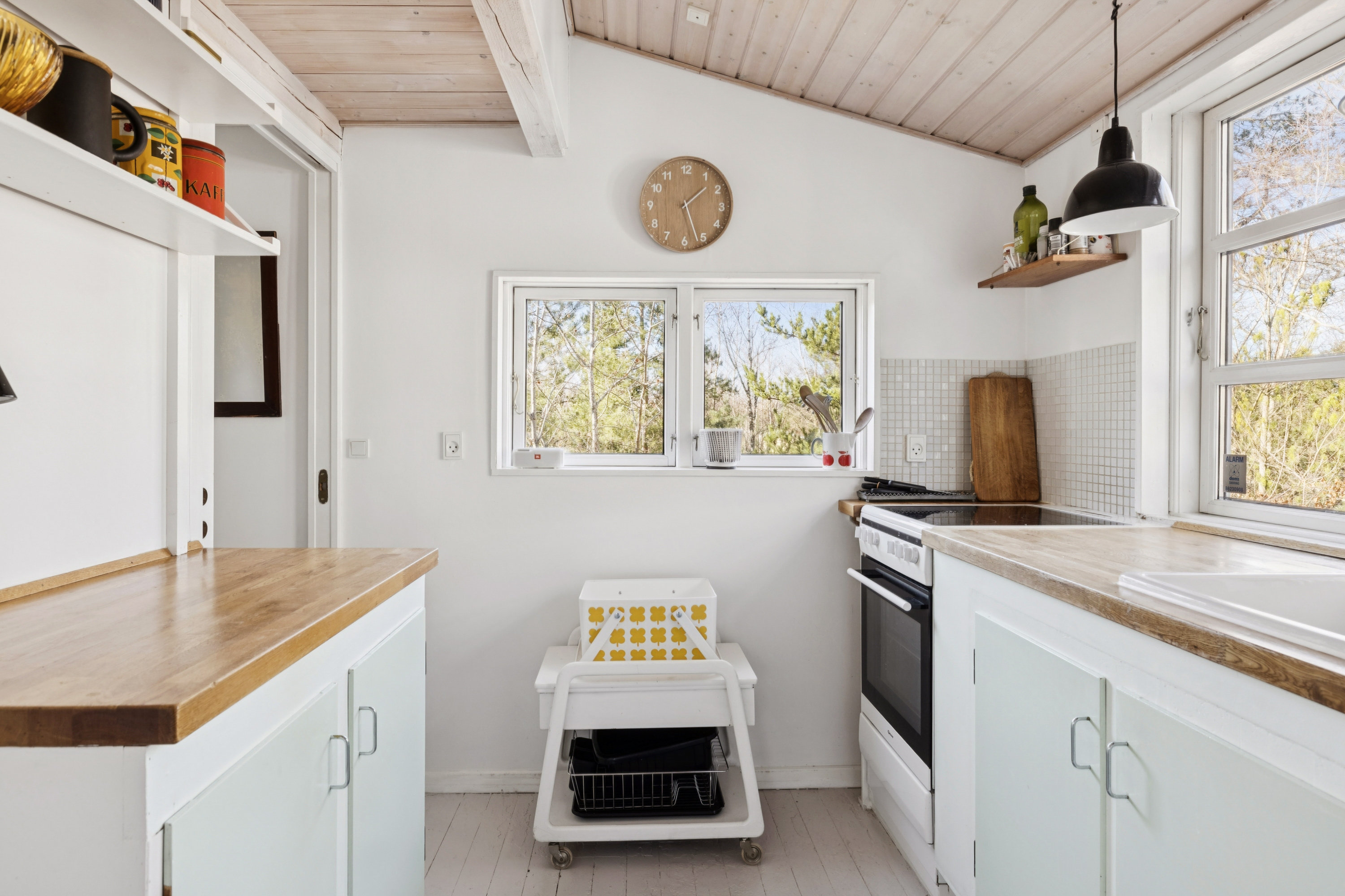 Fremhævet køkken billede i fuldskærmstilstand. Billede af Skovvej 18, Fjellerup Strand, 8585 Glesborg