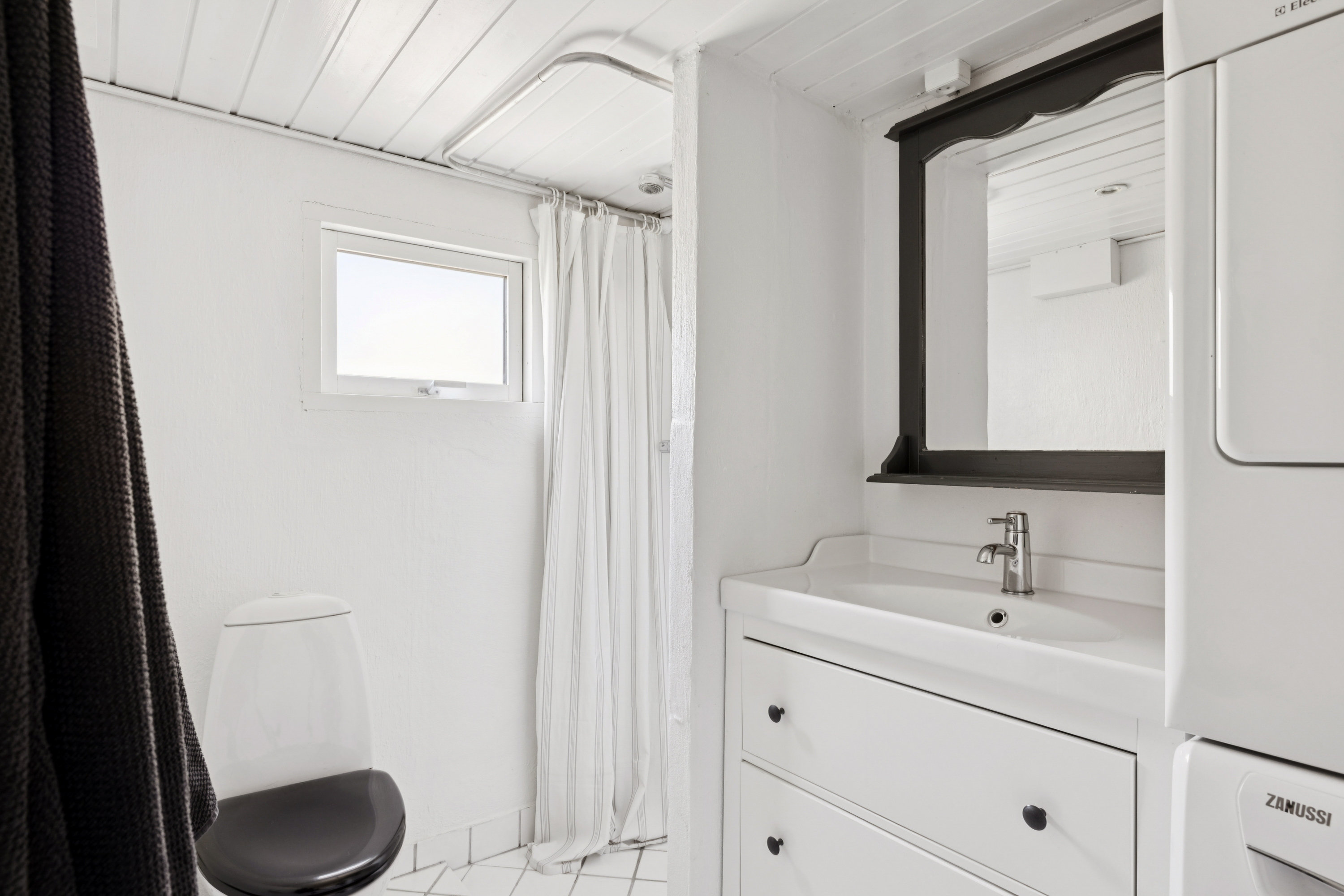 Fremhævet badeværelse billede i fuldskærmstilstand. Billede af Skovvej 18, Fjellerup Strand, 8585 Glesborg