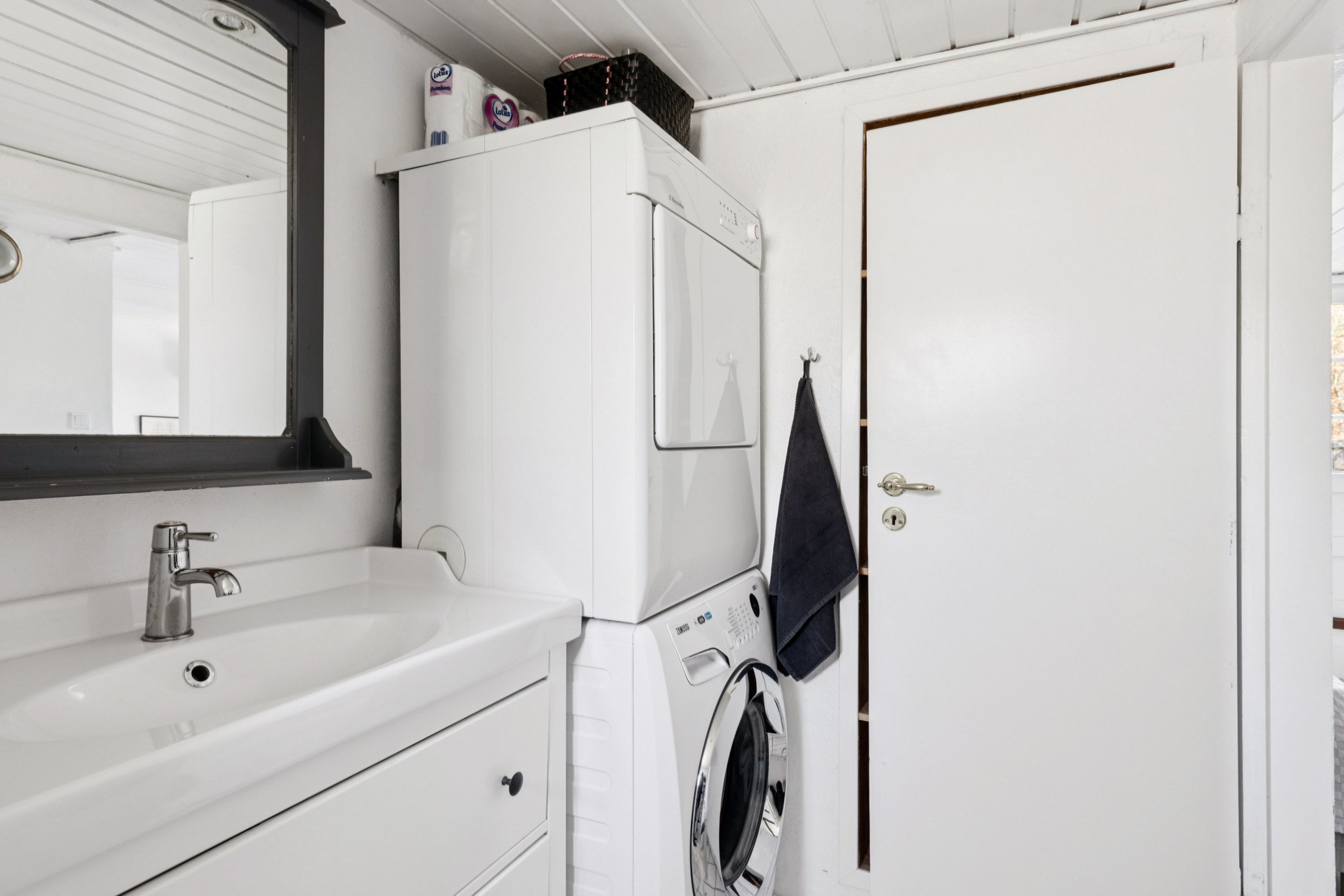 Fremhævet badeværelse billede i fuldskærmstilstand. Billede af Skovvej 18, Fjellerup Strand, 8585 Glesborg