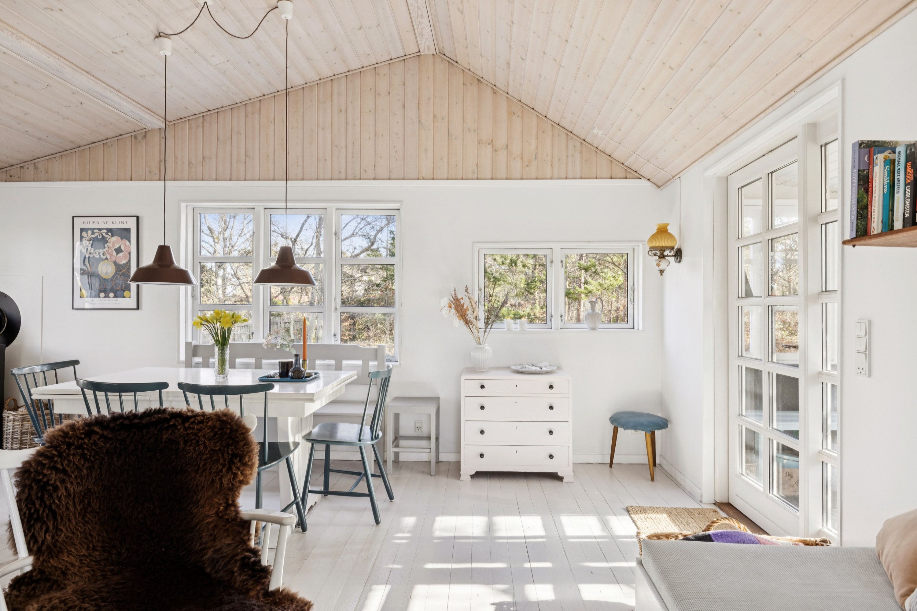 Fremhævet stue billede i fuldskærmstilstand. Billede af Skovvej 18, Fjellerup Strand, 8585 Glesborg