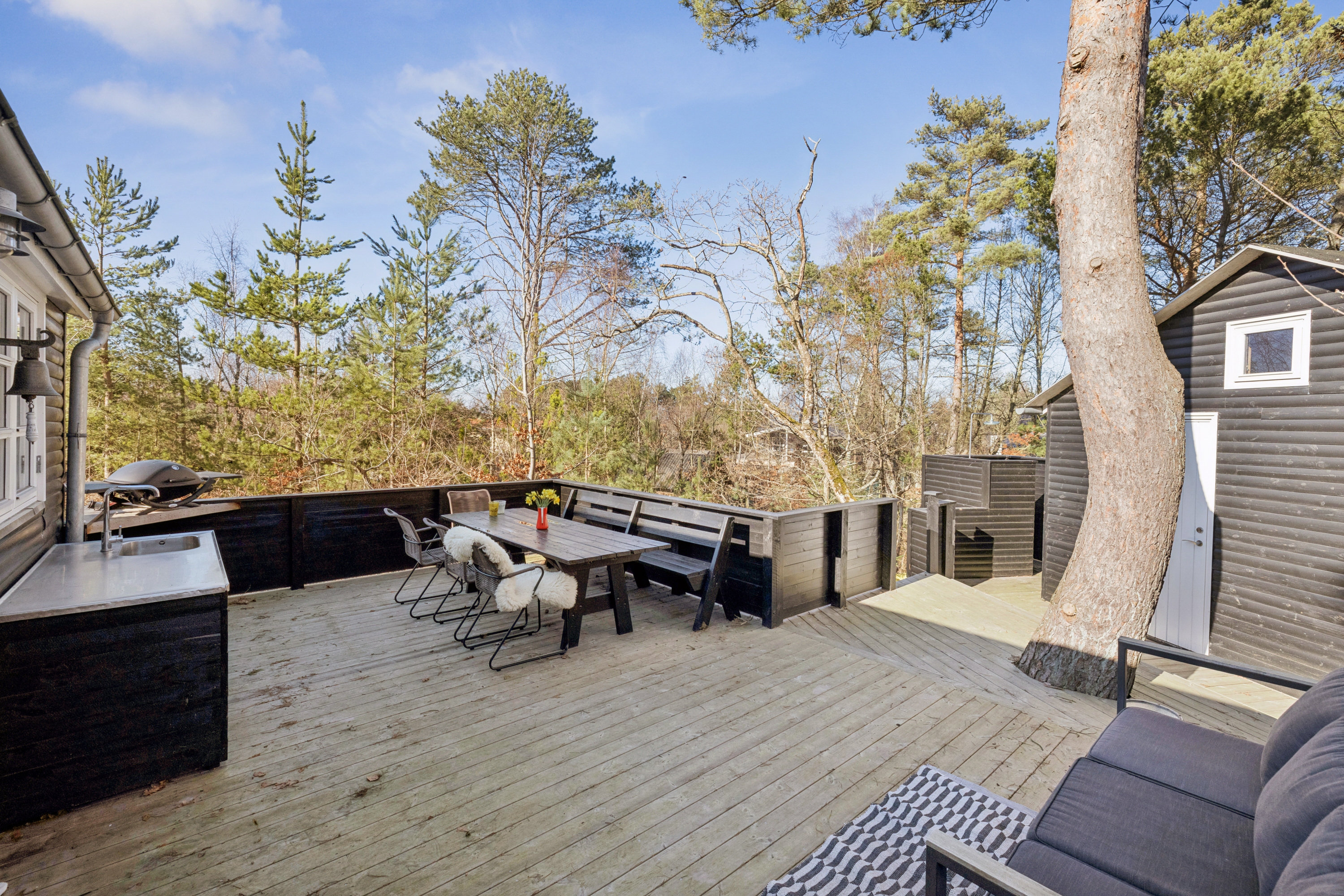 Fremhævet terrasse billede i fuldskærmstilstand. Billede af Skovvej 18, Fjellerup Strand, 8585 Glesborg