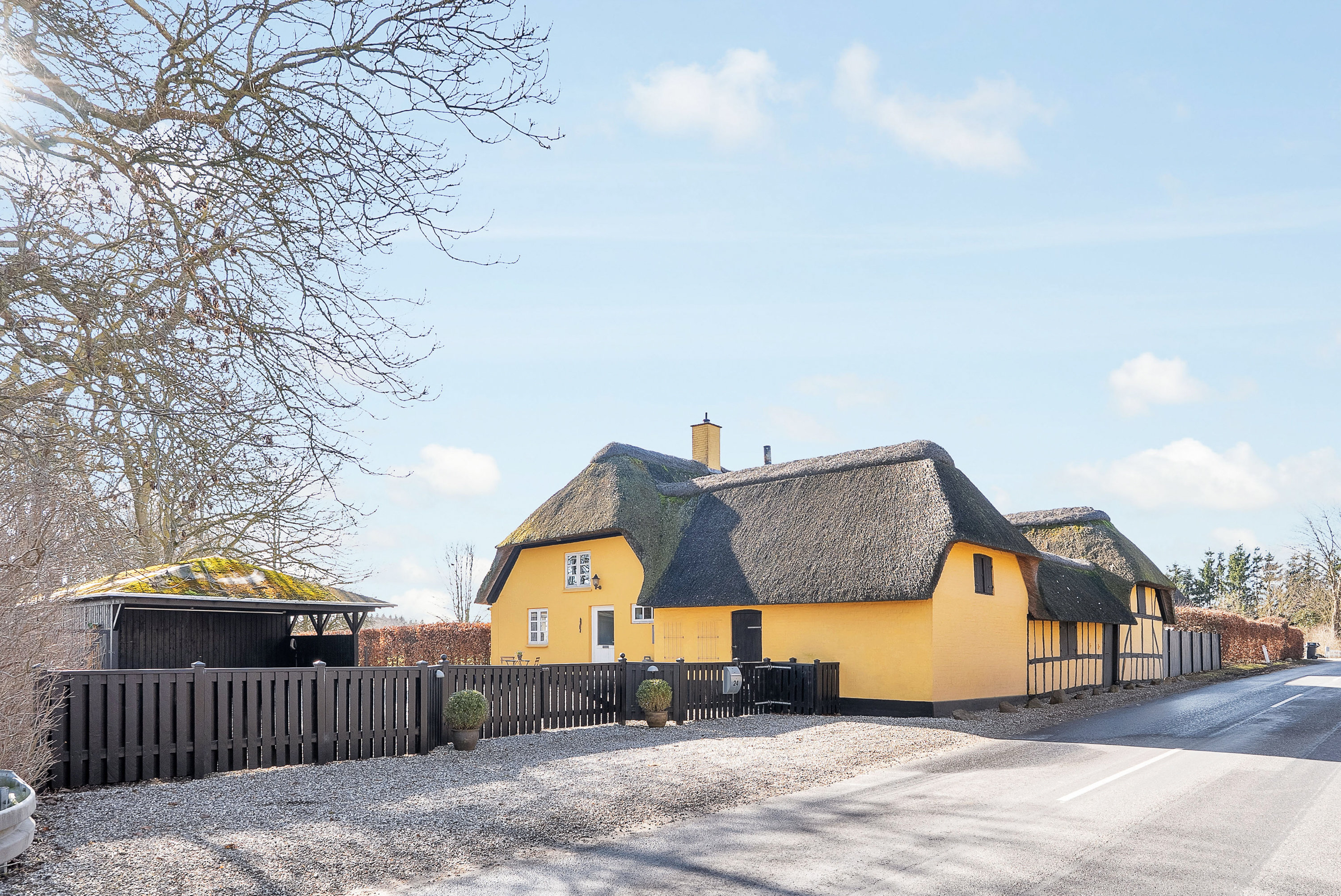 Fremhævet facade billede i fuldskærmstilstand. Billede af Marbækvej 24, Marbæk, 5450 Otterup