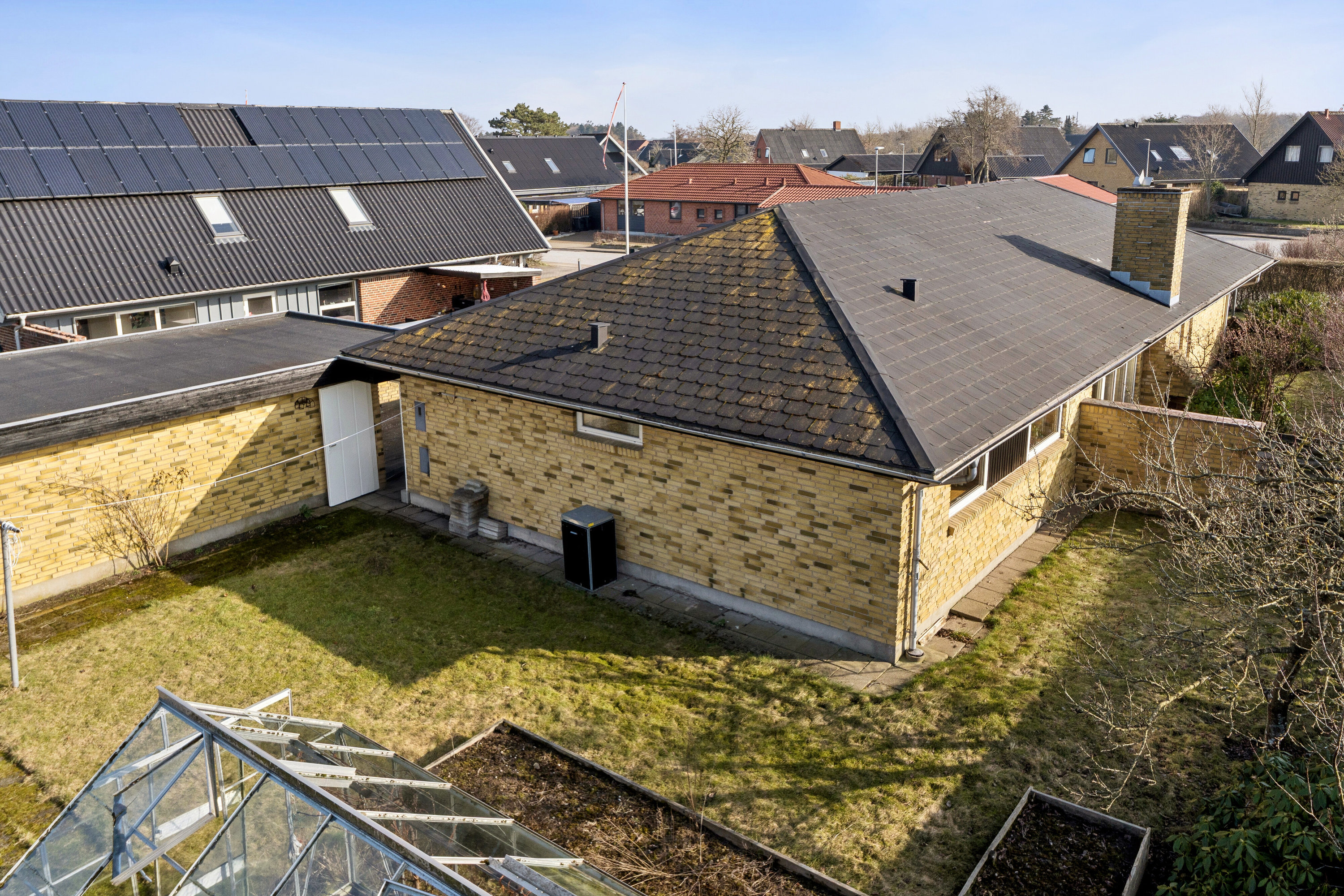 Fremhævet set fra haven billede i fuldskærmstilstand. Billede af Hasselager 16, 9800 Hjørring