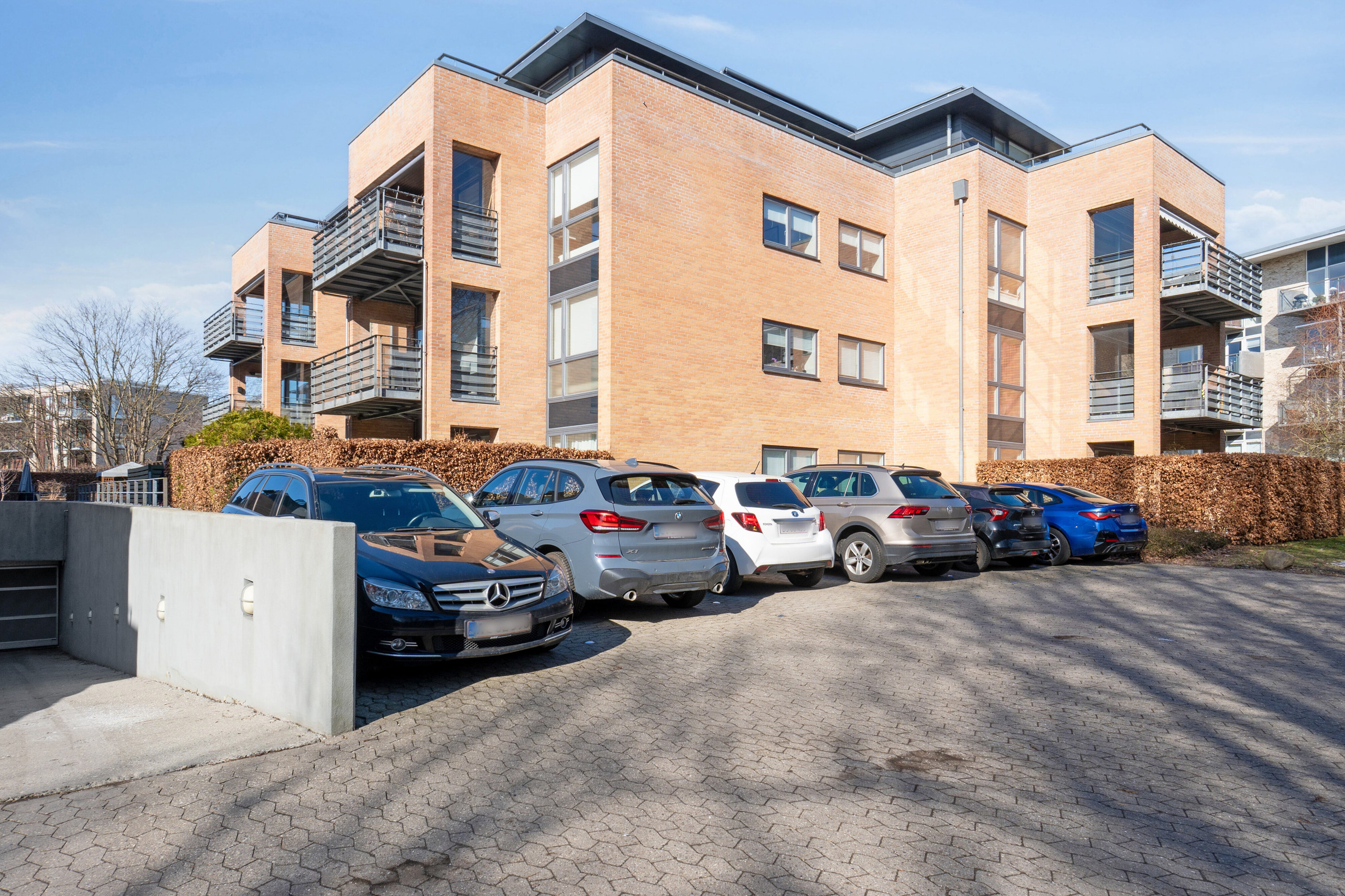 Fremhævet set fra vejen billede i fuldskærmstilstand. Billede af Rønne Alle 12, st.. c., 2800 Kongens Lyngby