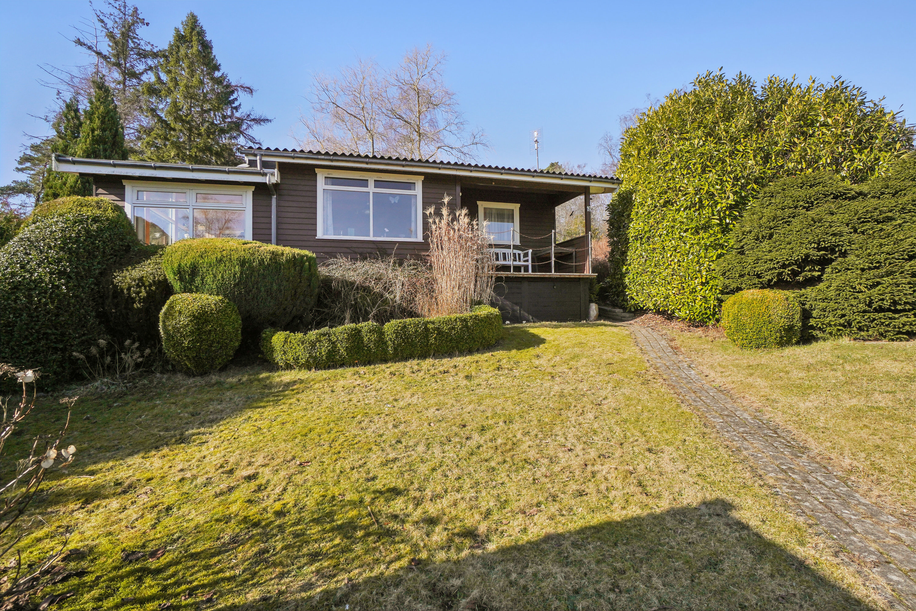 Fremhævet set fra vejen billede i fuldskærmstilstand. Billede af Skovspurvevej 19, Kregme, 3300 Frederiksværk