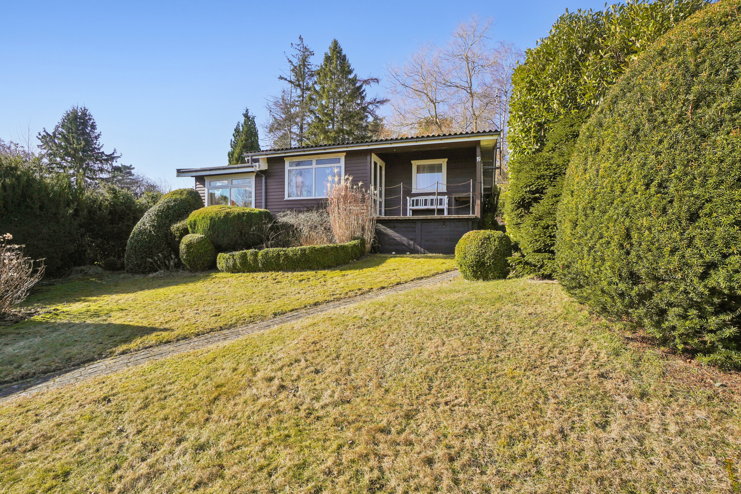 Fremhævet set fra vejen billede i fuldskærmstilstand. Billede af Skovspurvevej 19, Kregme, 3300 Frederiksværk