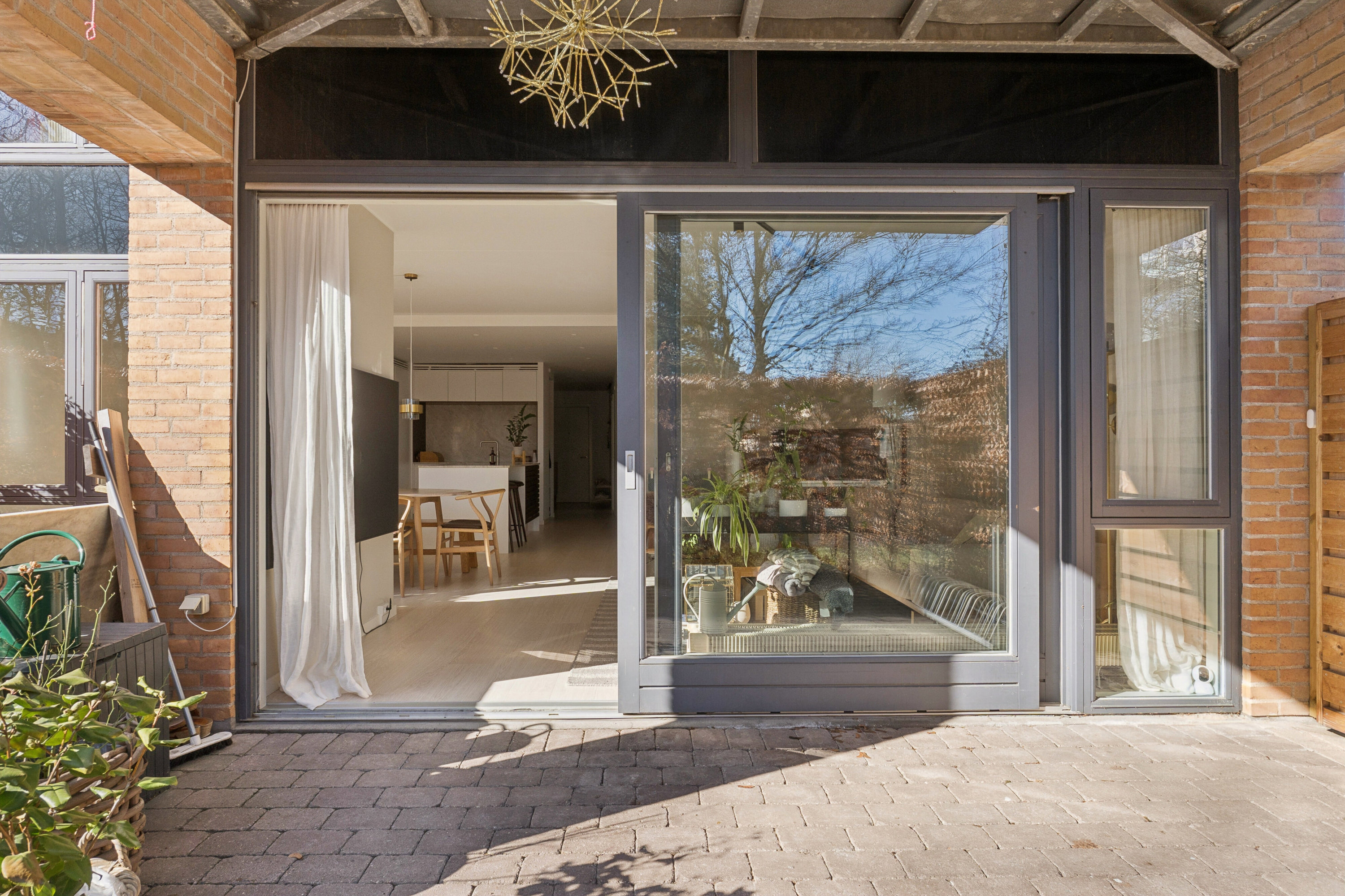 Fremhævet udendørs billede i fuldskærmstilstand. Billede af Rønne Alle 12, st.. c., 2800 Kongens Lyngby