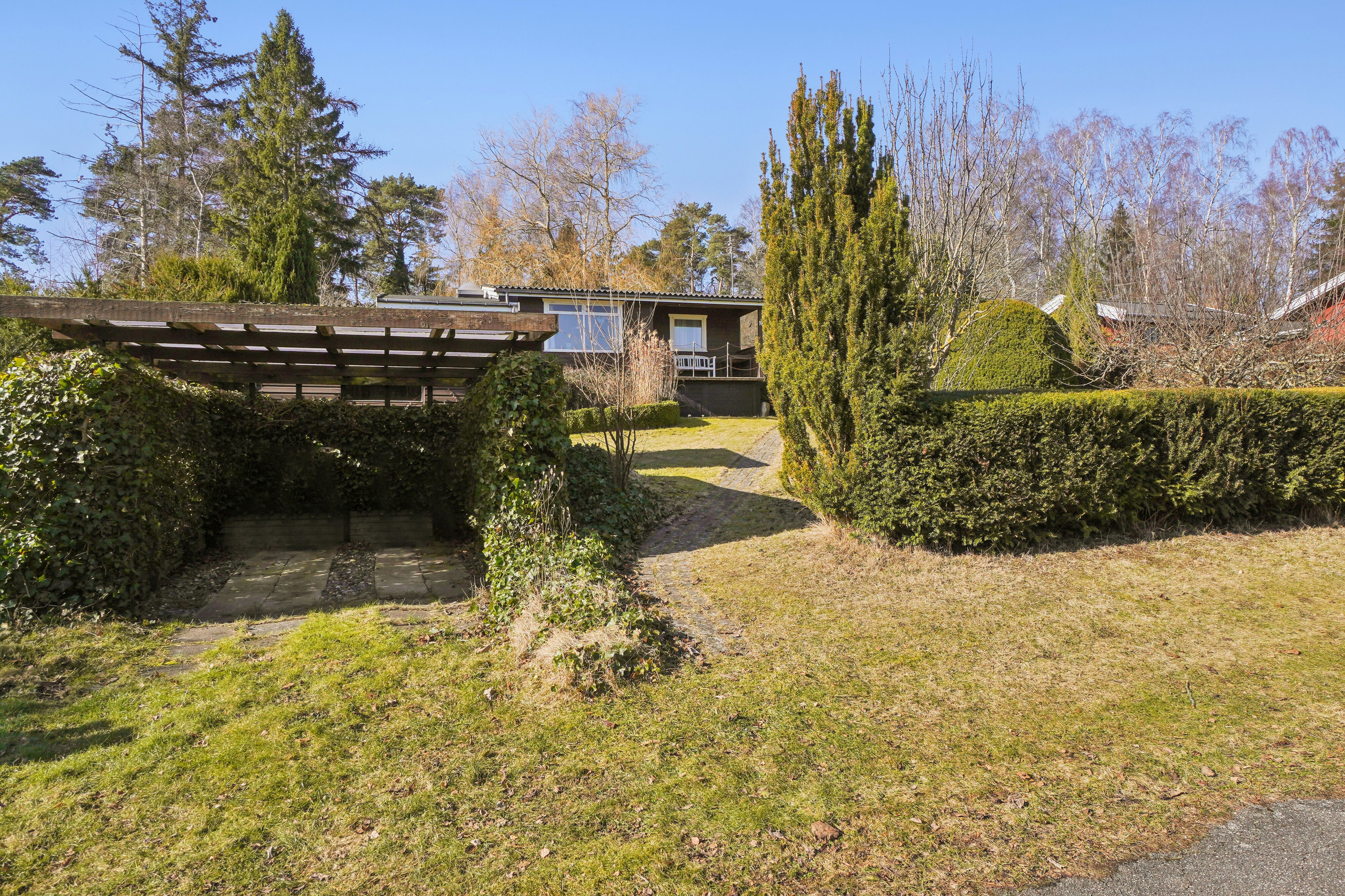 Fremhævet set fra vejen billede i fuldskærmstilstand. Billede af Skovspurvevej 19, Kregme, 3300 Frederiksværk