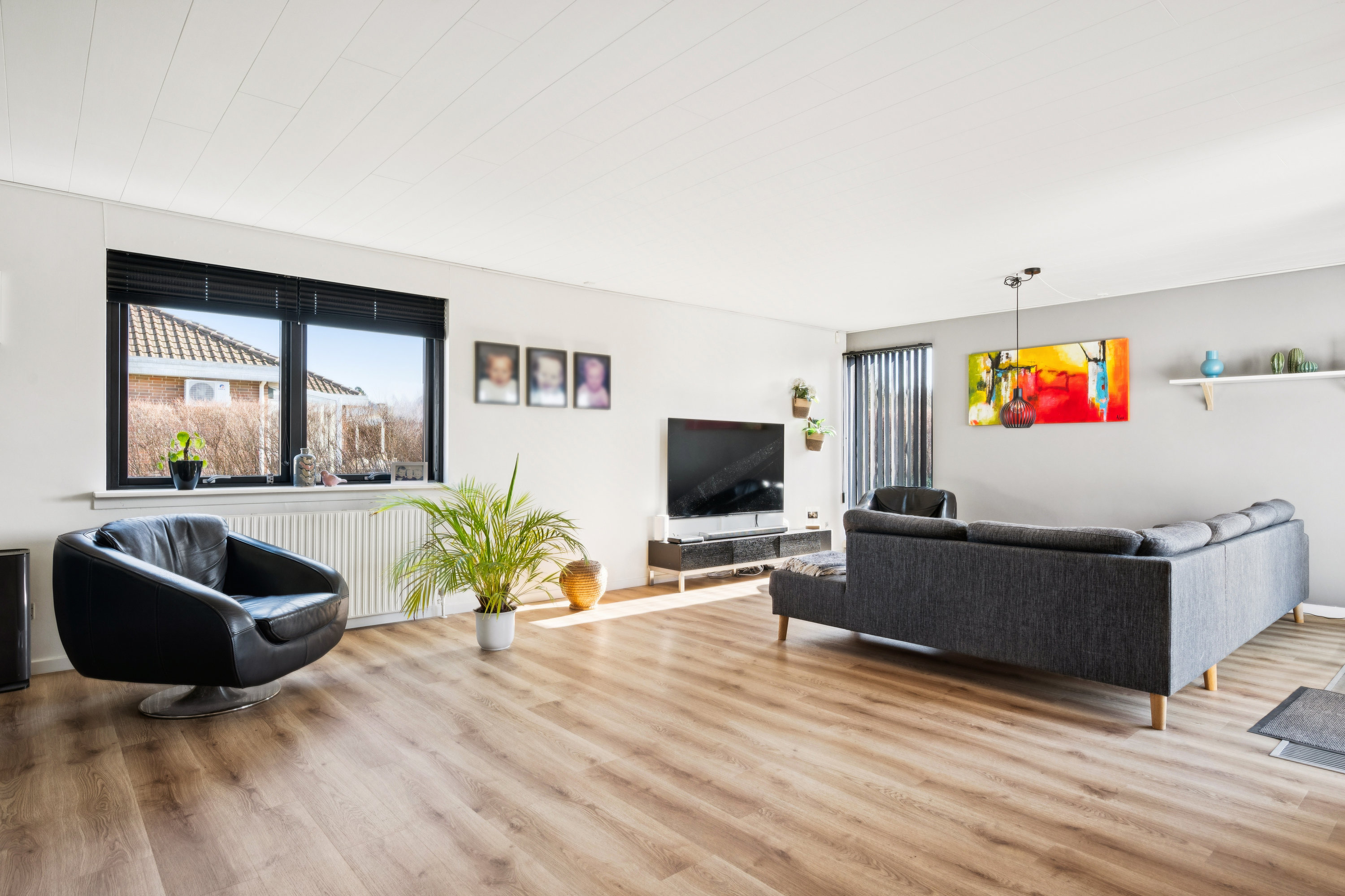 Fremhævet stue billede i fuldskærmstilstand. Billede af Skovsvinget 2, 8400 Ebeltoft