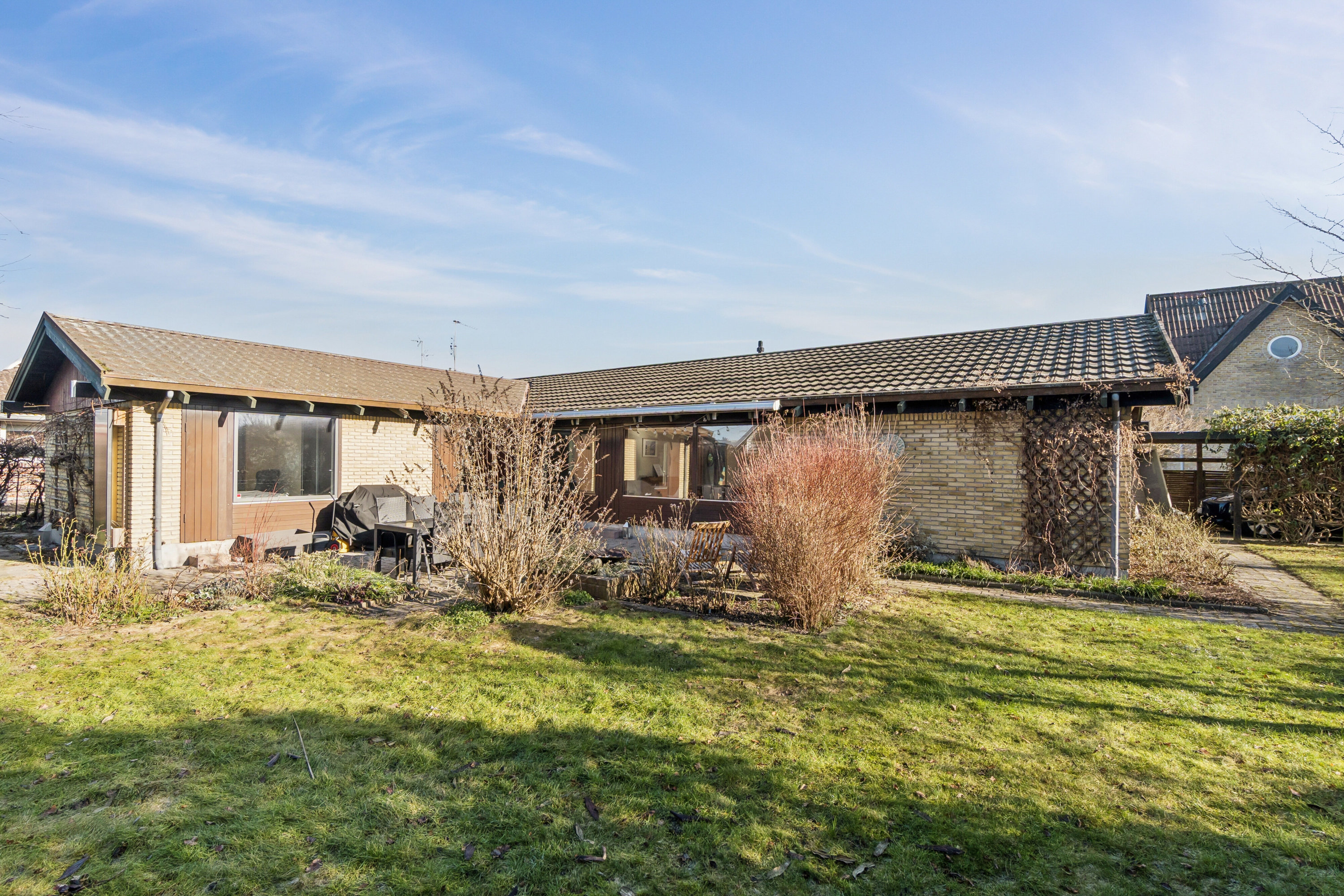 Fremhævet set fra haven billede i fuldskærmstilstand. Billede af Perlevej 24, 2650 Hvidovre