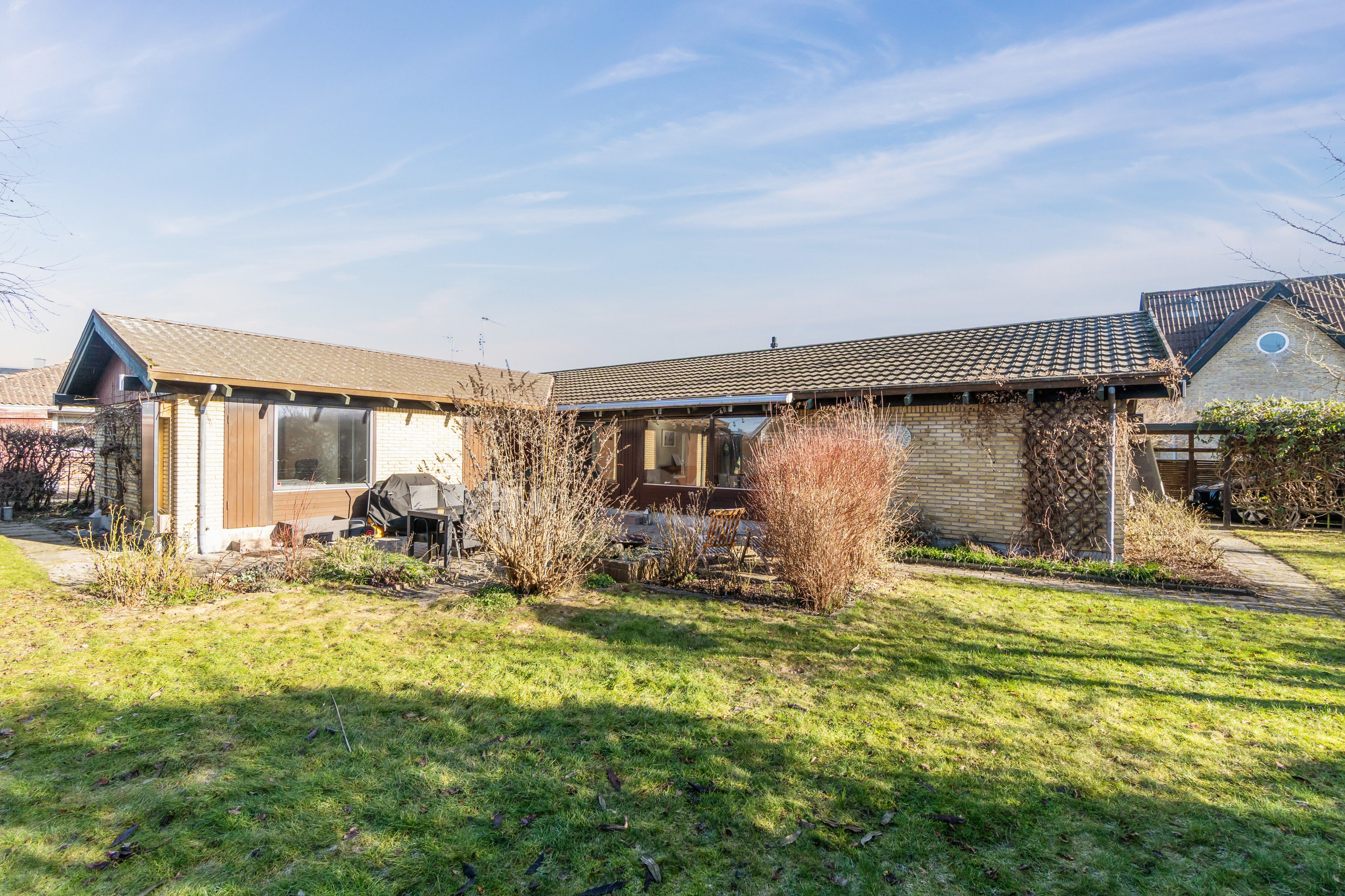 Fremhævet set fra haven billede i fuldskærmstilstand. Billede af Perlevej 24, 2650 Hvidovre