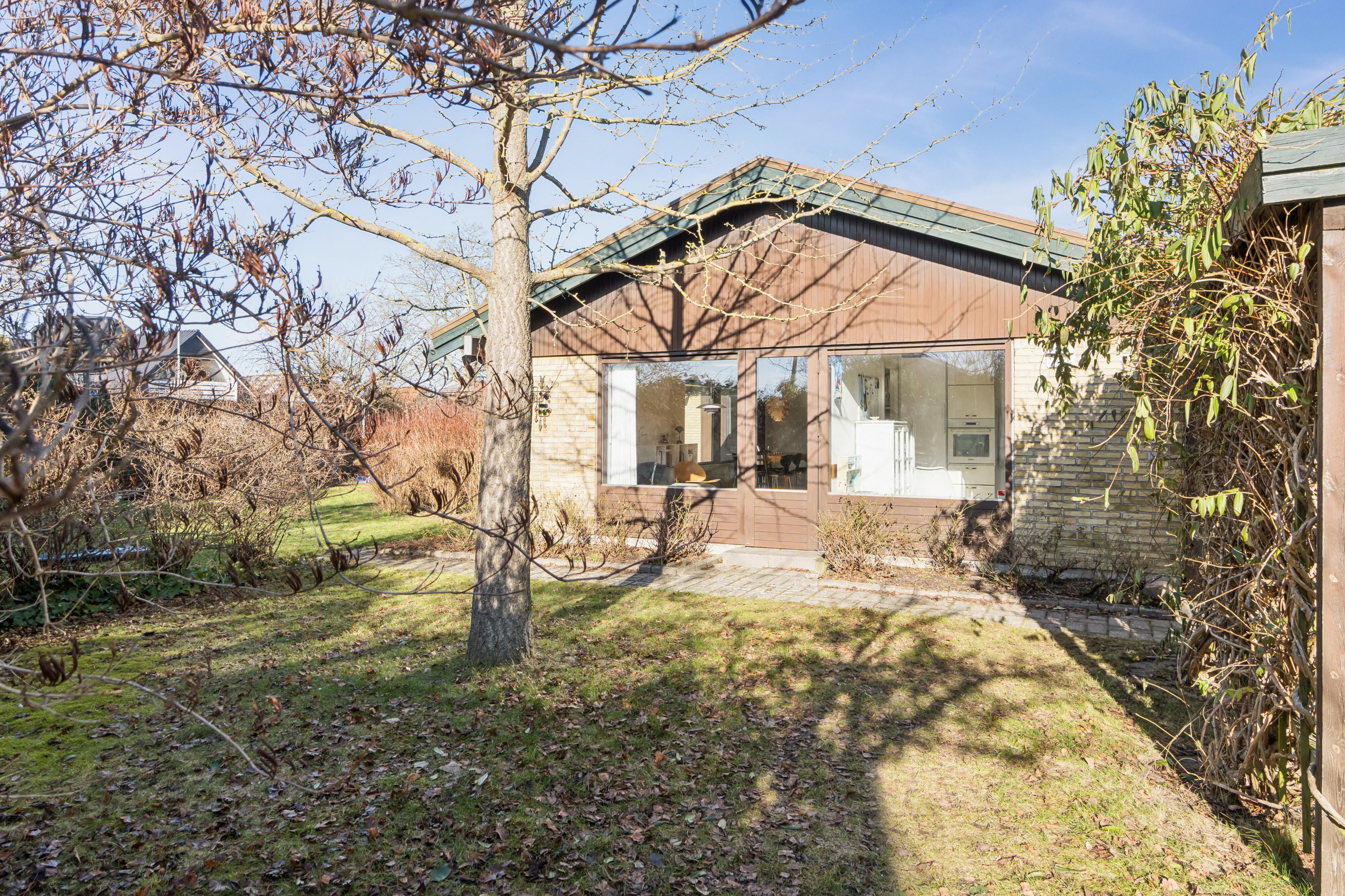 Fremhævet set fra haven billede i fuldskærmstilstand. Billede af Perlevej 24, 2650 Hvidovre