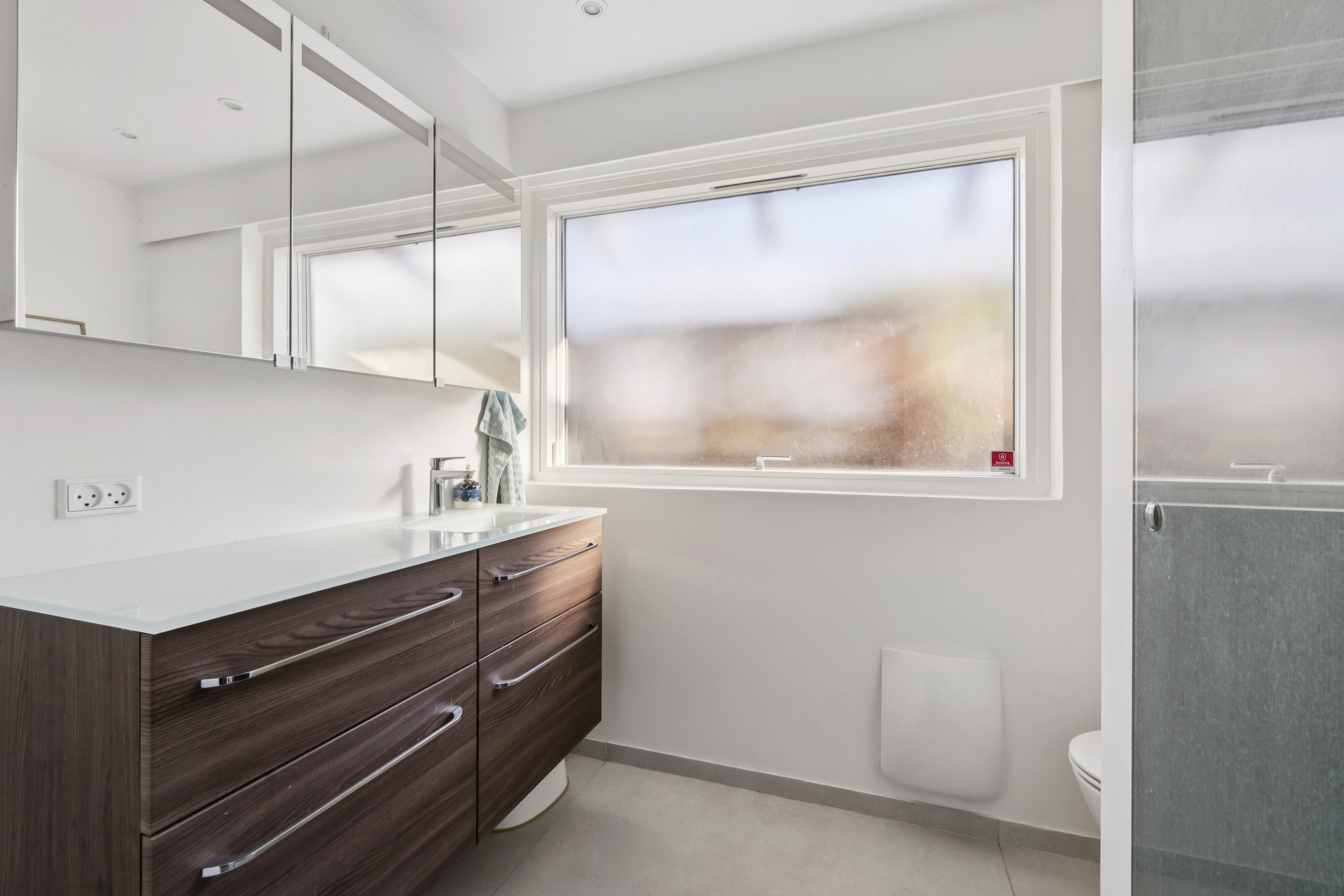 Fremhævet badeværelse billede i fuldskærmstilstand. Billede af Perlevej 24, 2650 Hvidovre