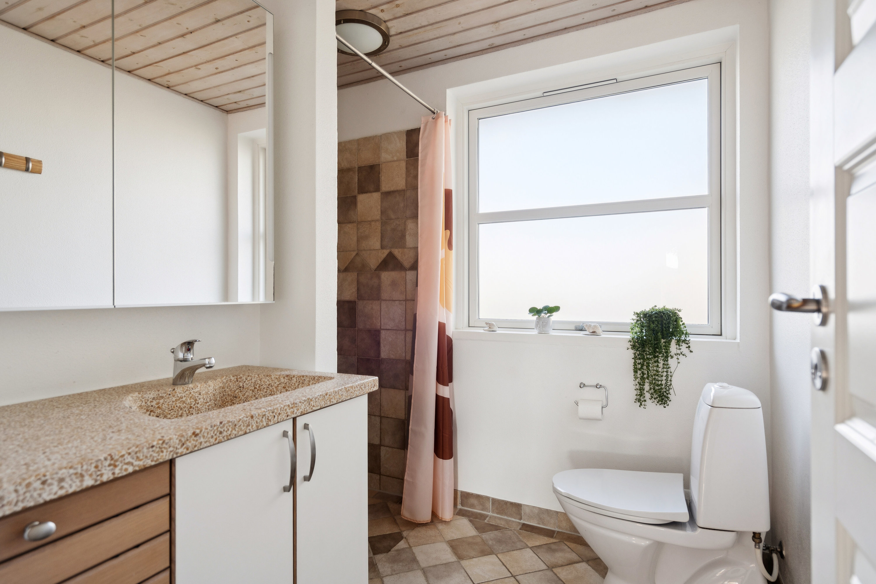 Fremhævet badeværelse billede i fuldskærmstilstand. Billede af Pernillesvej 3, 9800 Hjørring