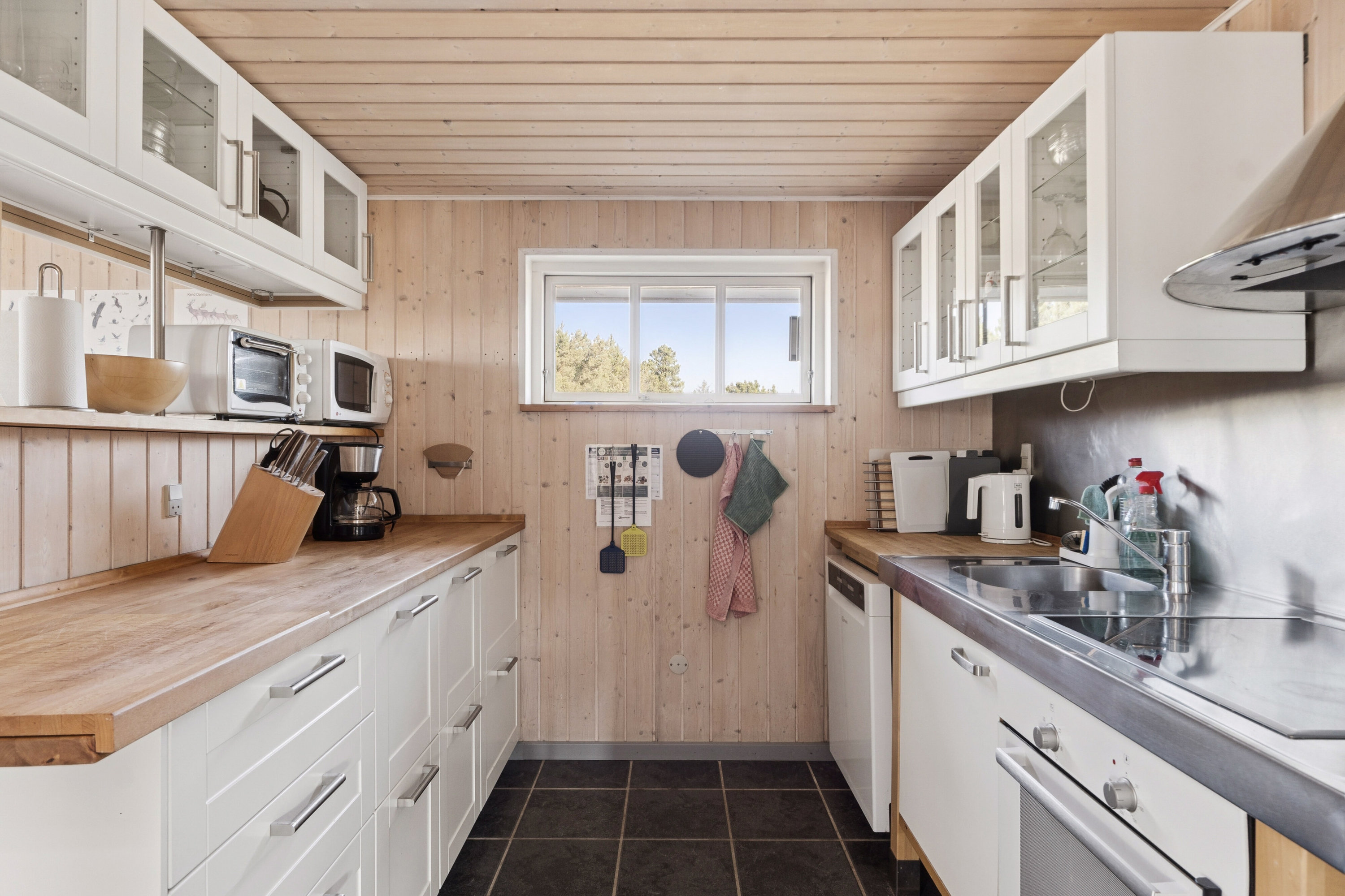 Fremhævet køkken billede i fuldskærmstilstand. Billede af Fasanvej 5, Tversted, 9881 Bindslev