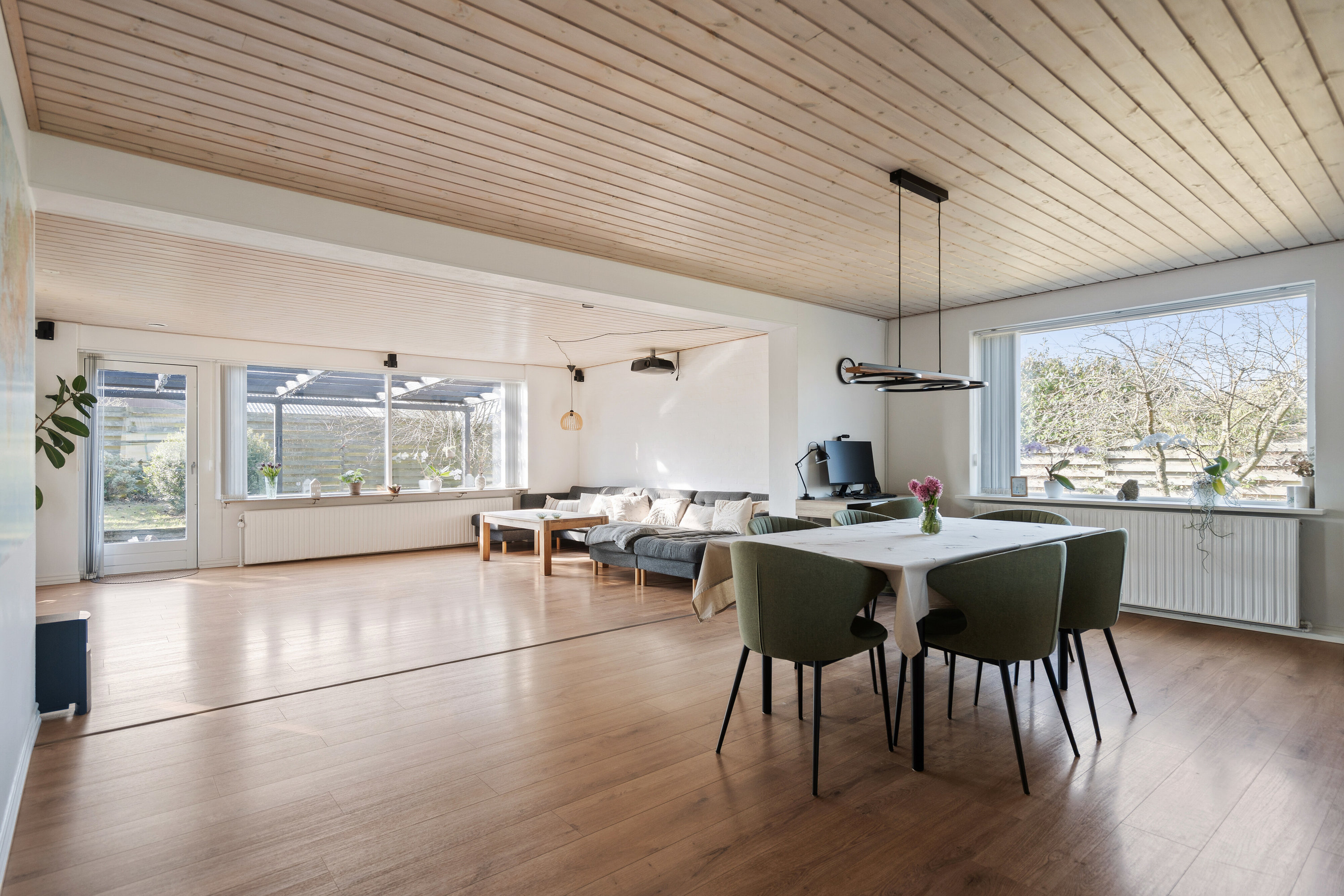 Fremhævet spisestue billede i fuldskærmstilstand. Billede af Pernillesvej 3, 9800 Hjørring
