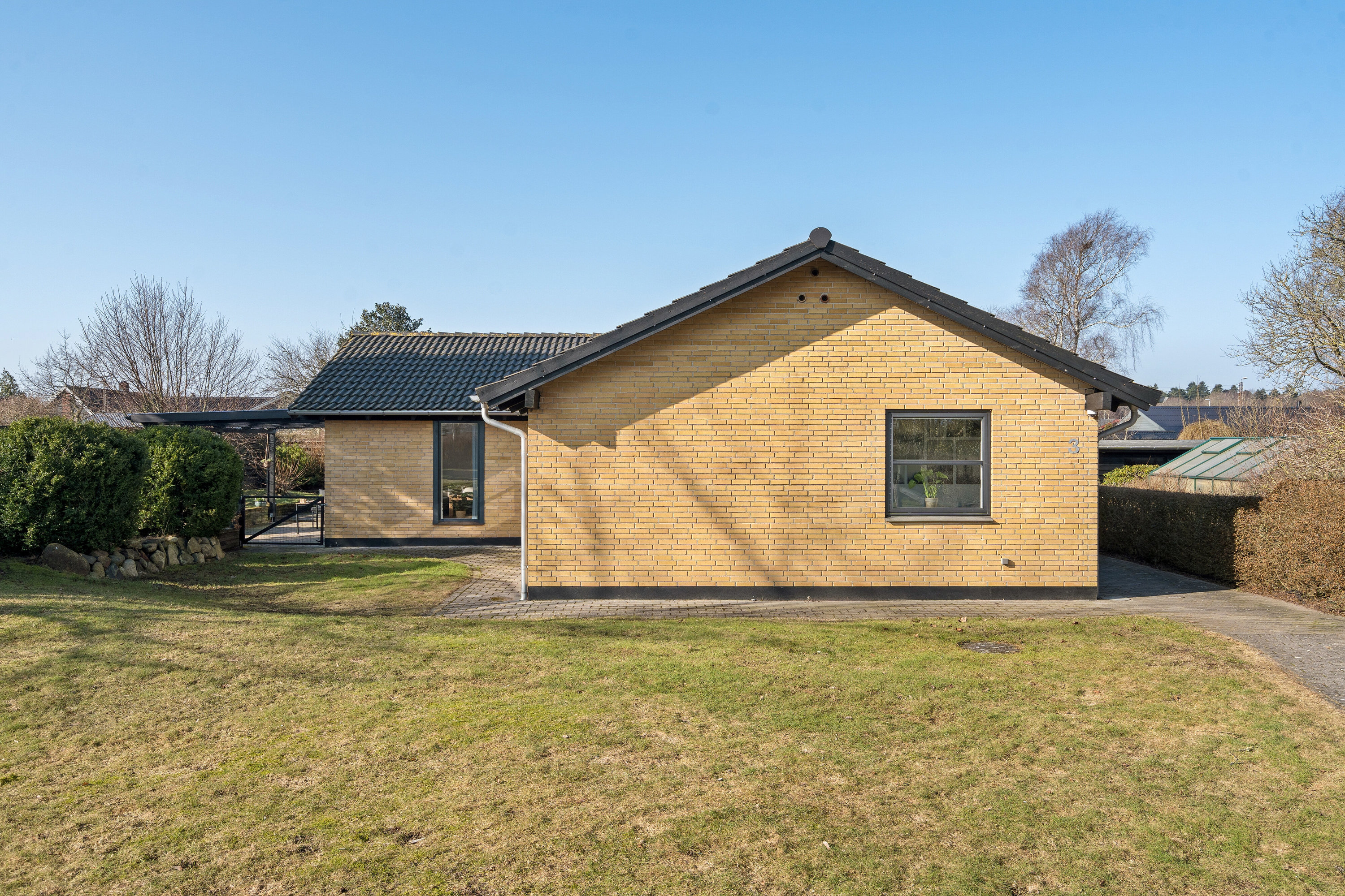 Fremhævet set fra haven billede i fuldskærmstilstand. Billede af Pernillesvej 3, 9800 Hjørring