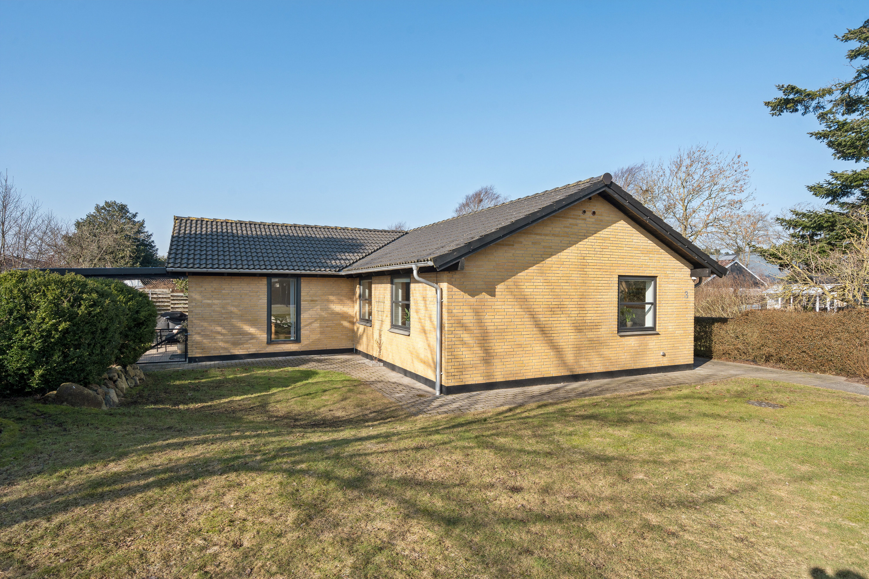 Fremhævet set fra haven billede i fuldskærmstilstand. Billede af Pernillesvej 3, 9800 Hjørring