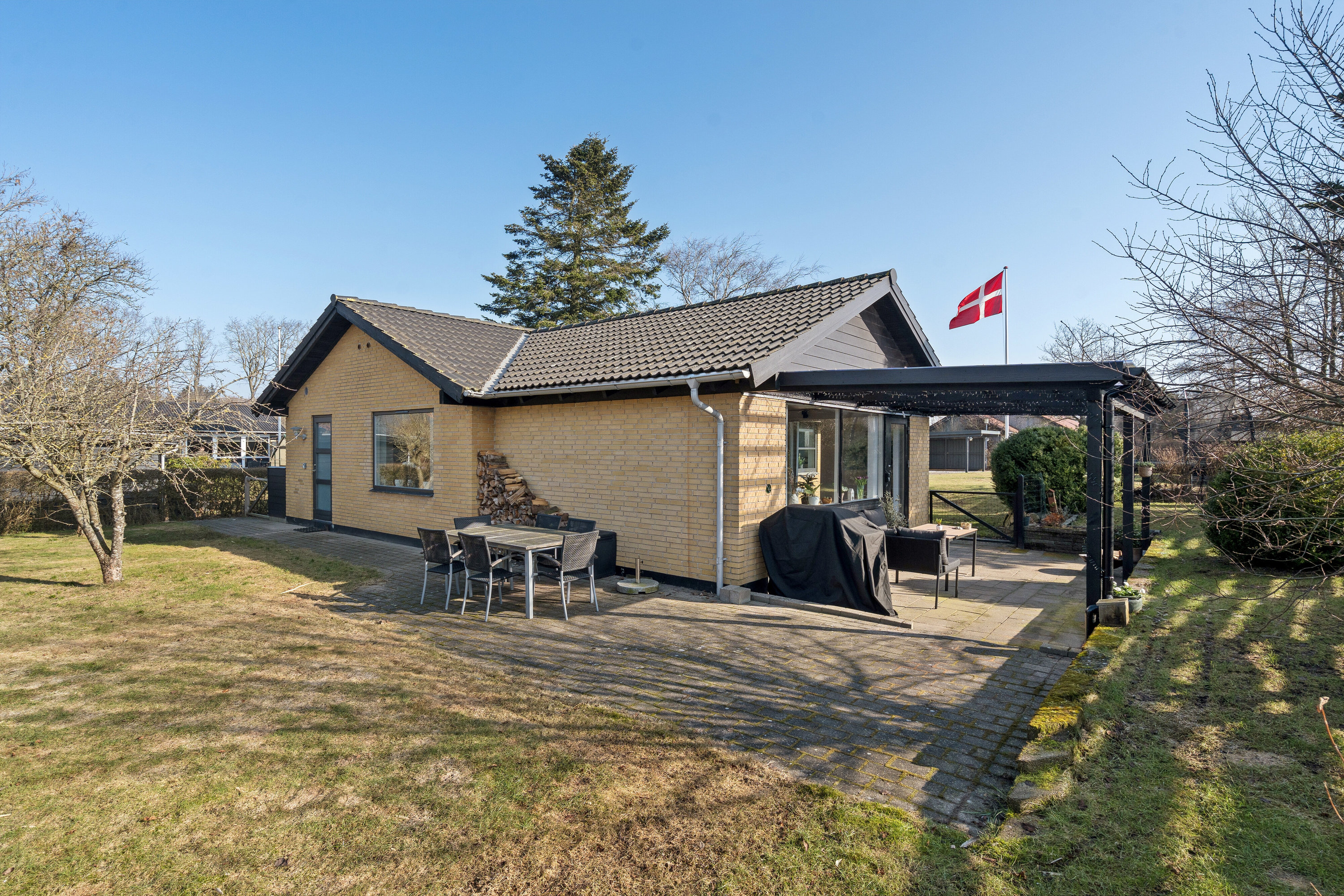 Fremhævet set fra haven billede i fuldskærmstilstand. Billede af Pernillesvej 3, 9800 Hjørring