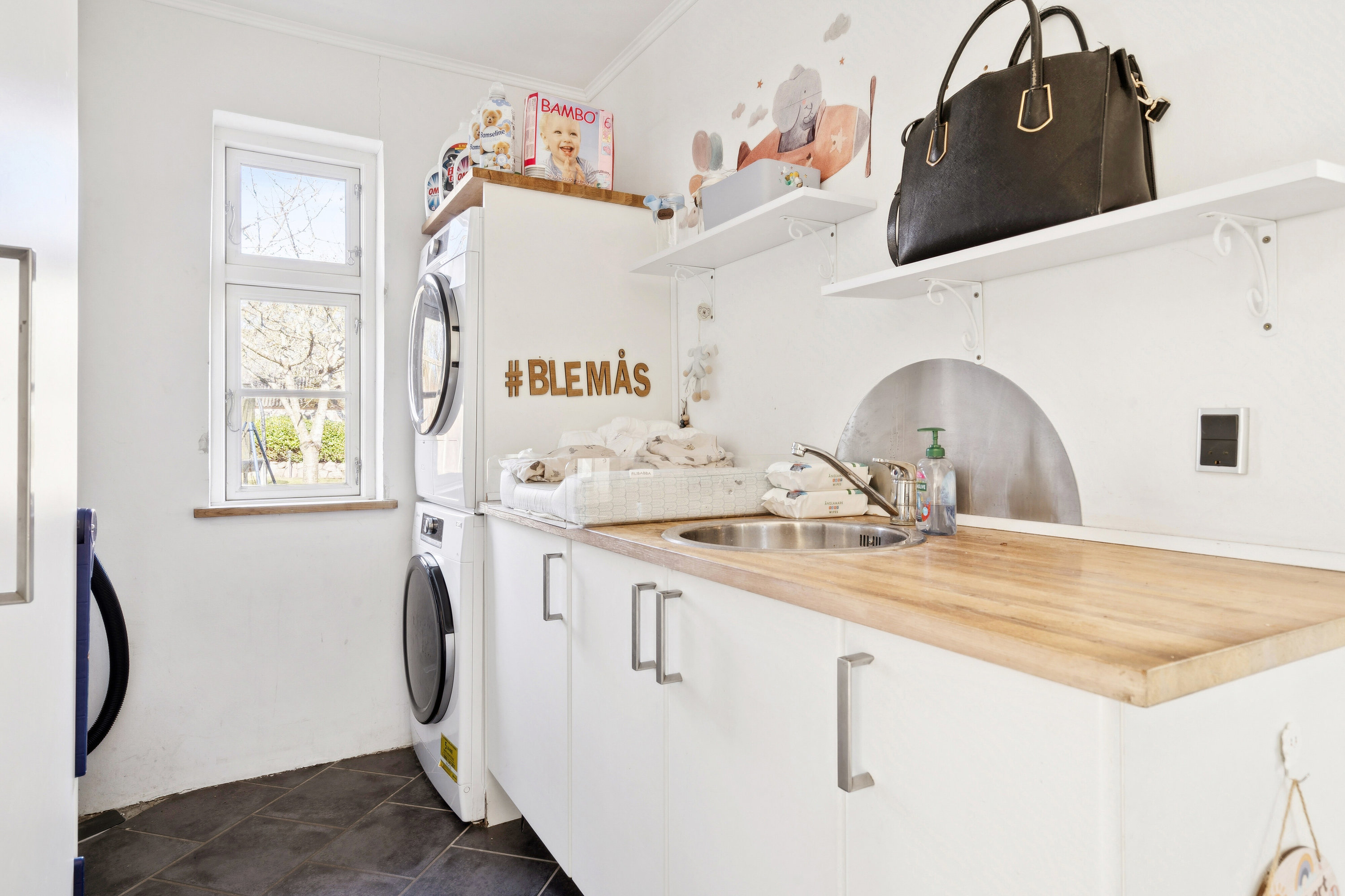 Fremhævet køkken billede i fuldskærmstilstand. Billede af Brøderupvej 4, Brøderup, 4733 Tappernøje