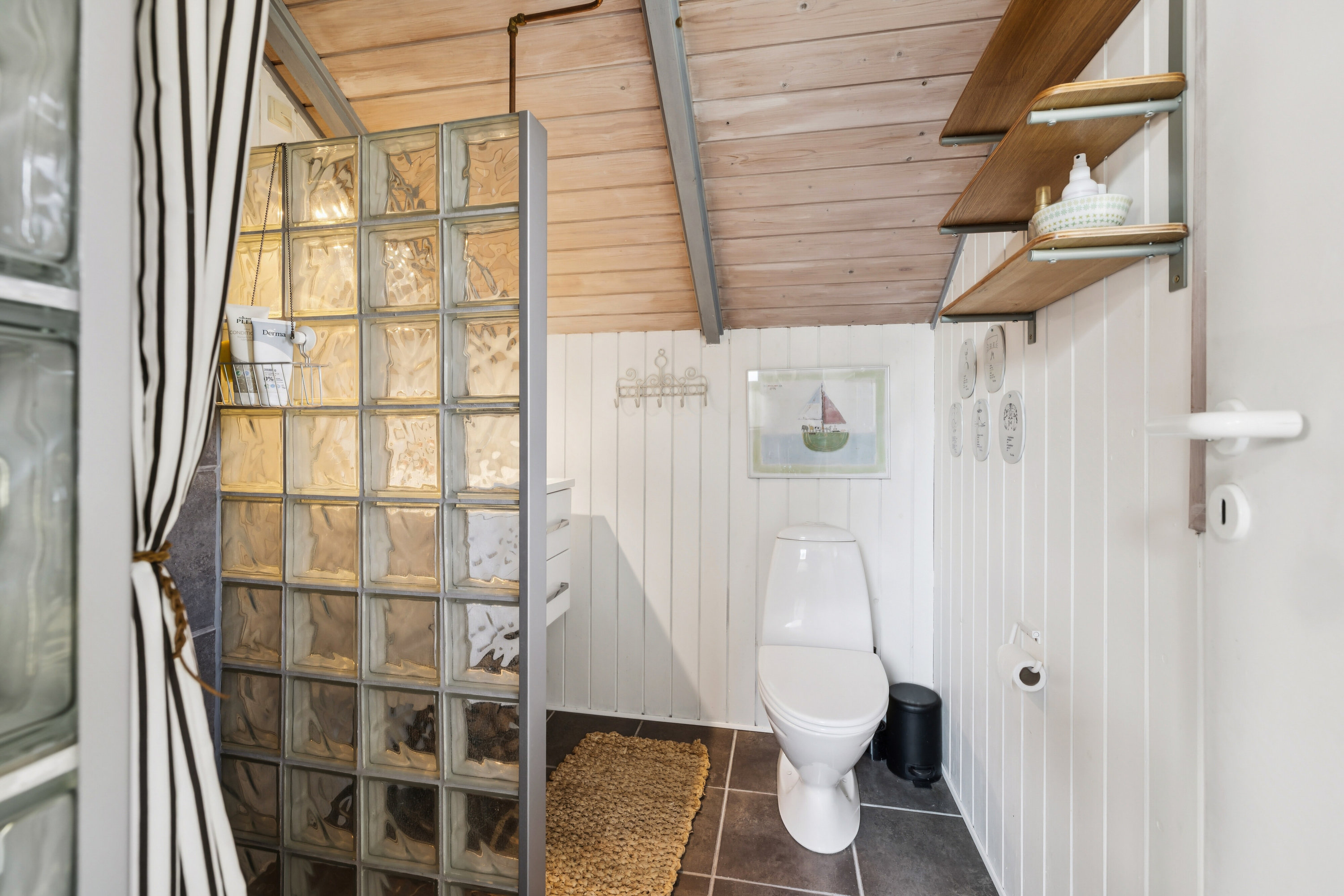 Fremhævet badeværelse billede i fuldskærmstilstand. Billede af Rønnevænget 3, Hesselbjerg, 5932 Humble