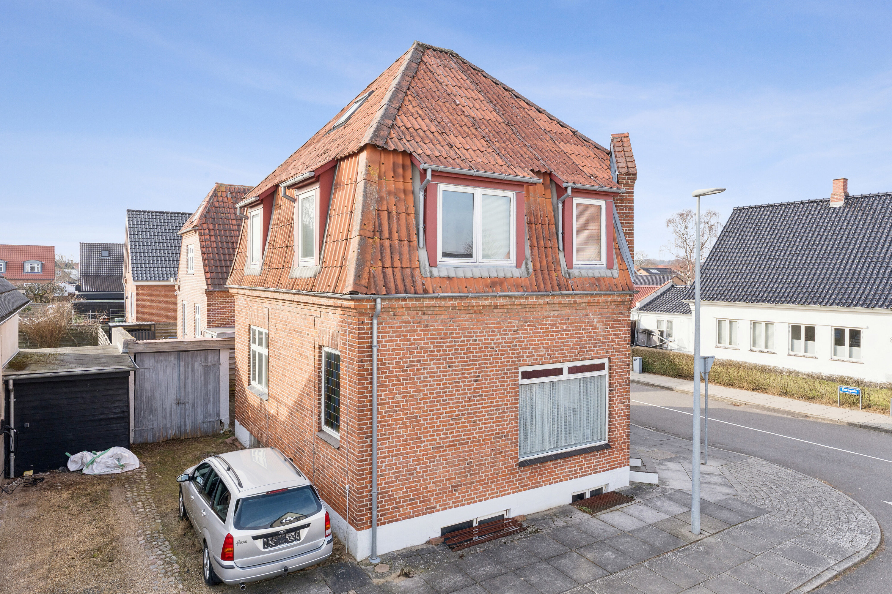 Fremhævet set fra vejen billede i fuldskærmstilstand. Billede af Korsgade 5, 8600 Silkeborg