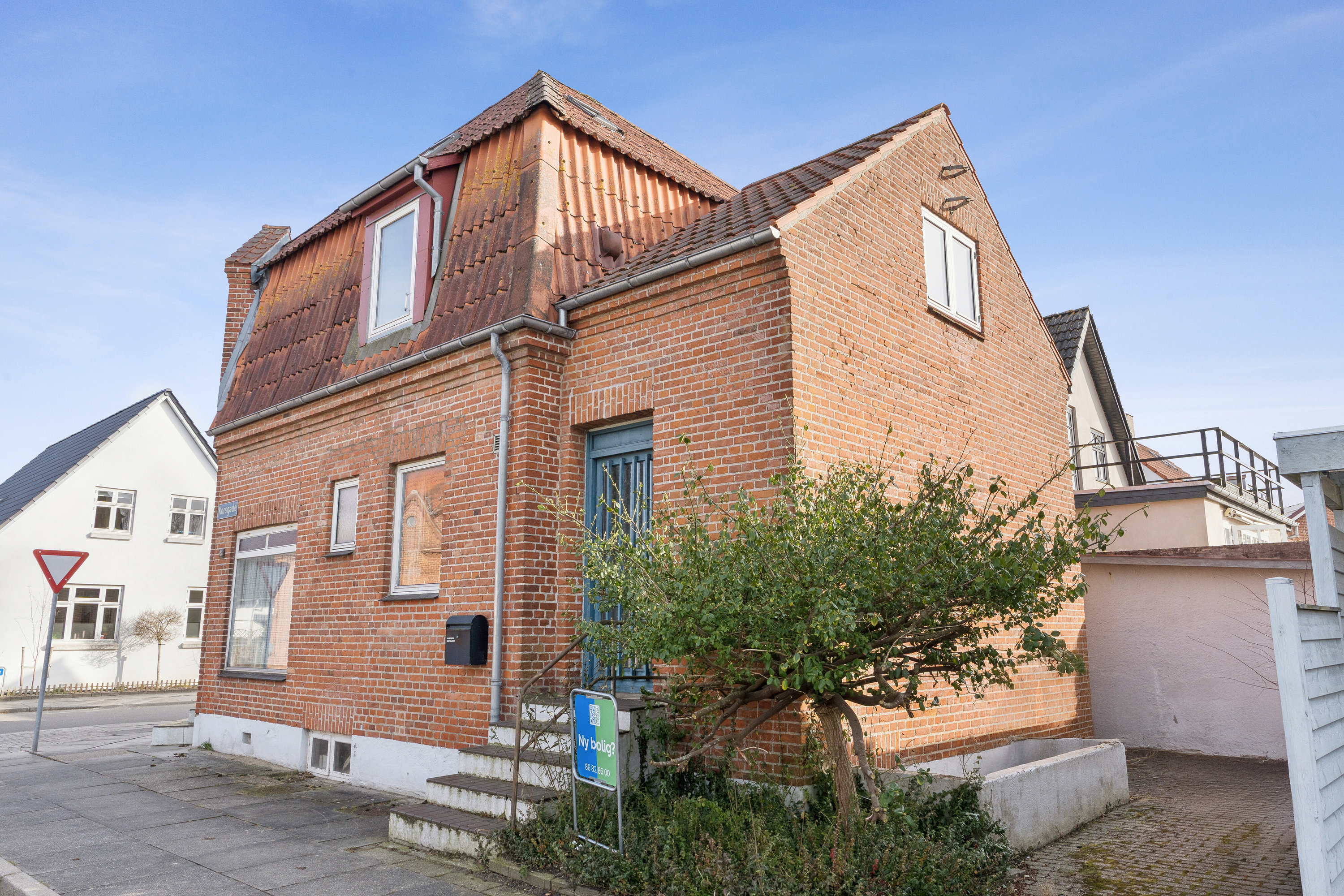 Fremhævet set fra vejen billede i fuldskærmstilstand. Billede af Korsgade 5, 8600 Silkeborg