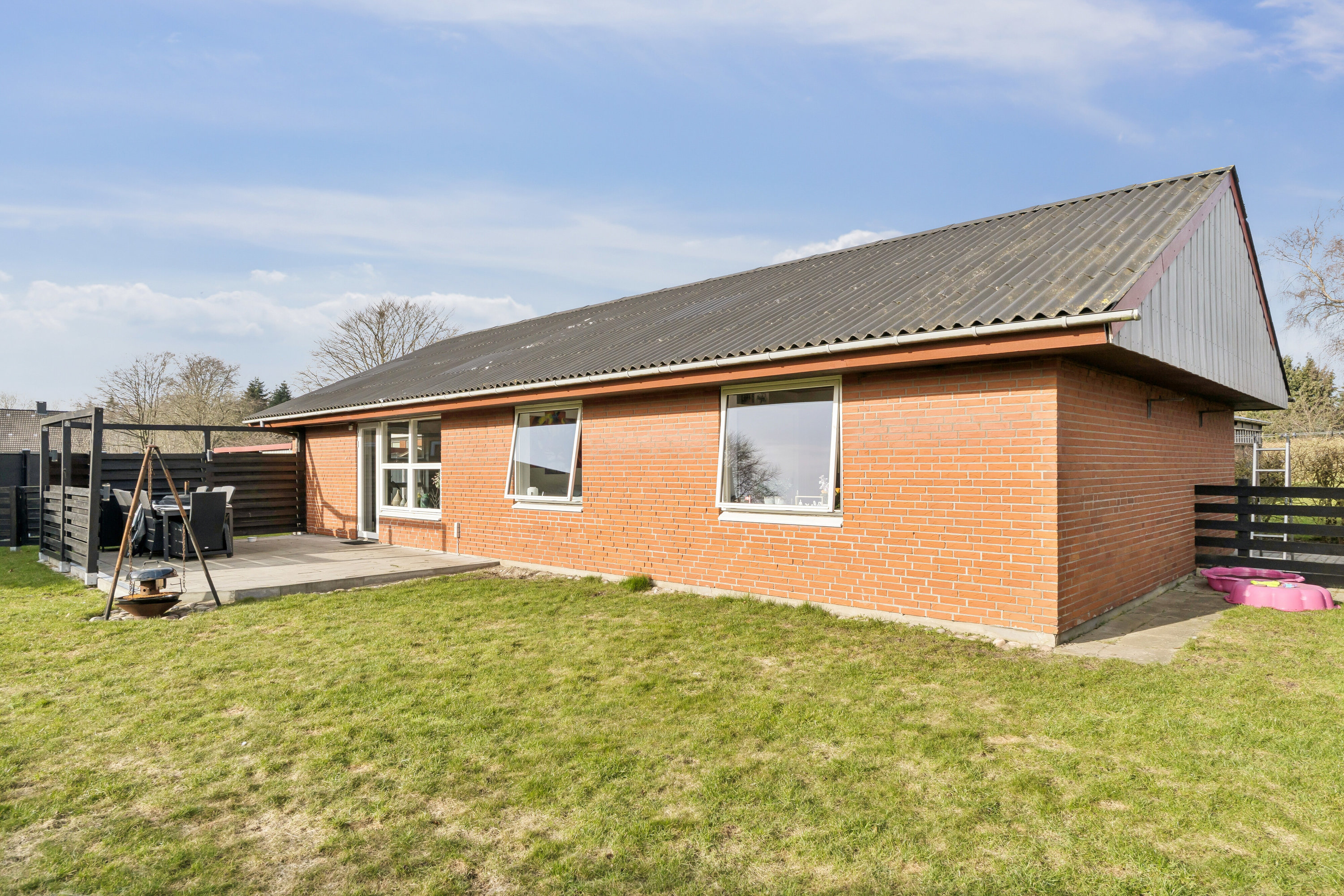 Fremhævet set fra haven billede i fuldskærmstilstand. Billede af Ringgade 8, 6330 Padborg