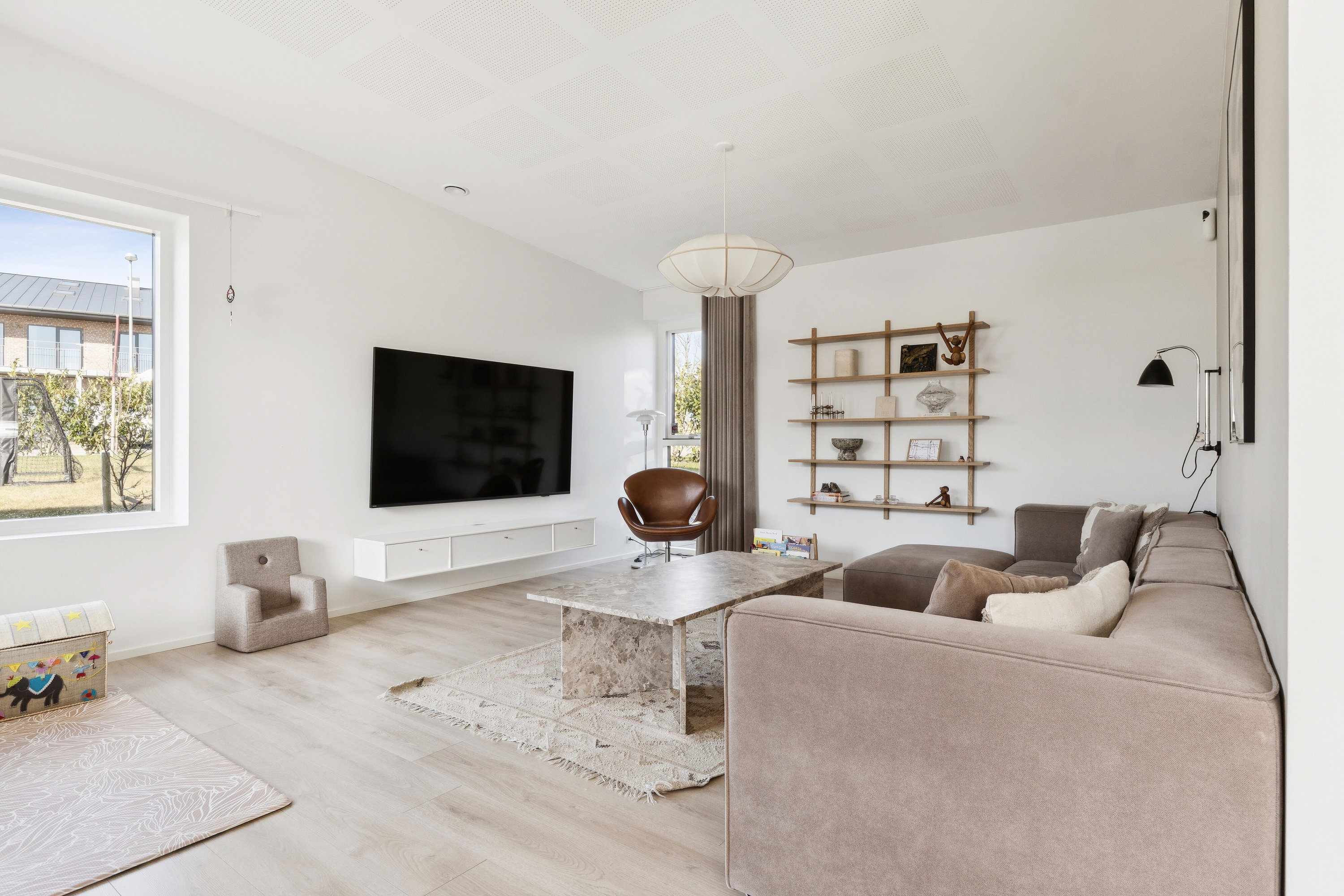 Fremhævet stue billede i fuldskærmstilstand. Billede af Serinedalen 43, 8340 Malling