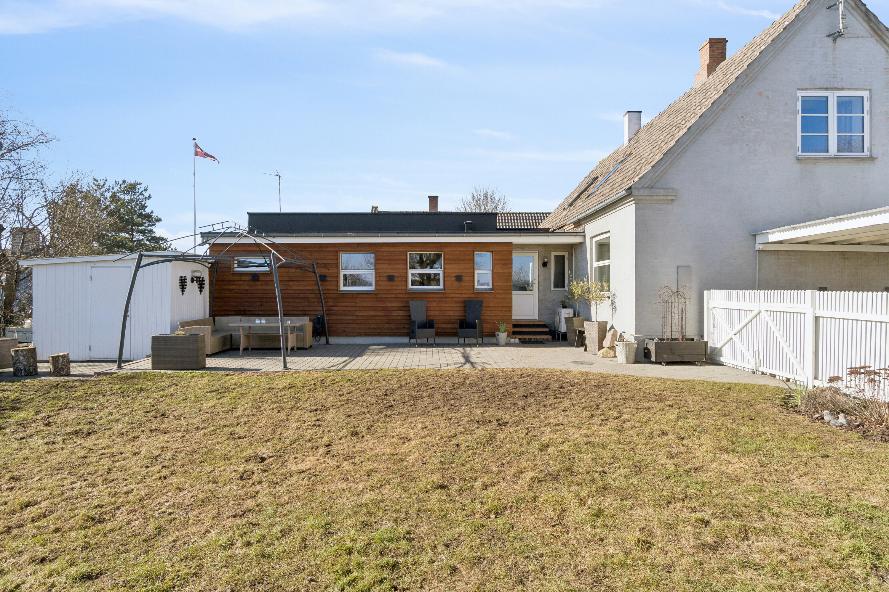 Fremhævet set fra haven billede i fuldskærmstilstand. Billede af Søndergade 14, Klemensker, 3782 Klemensker