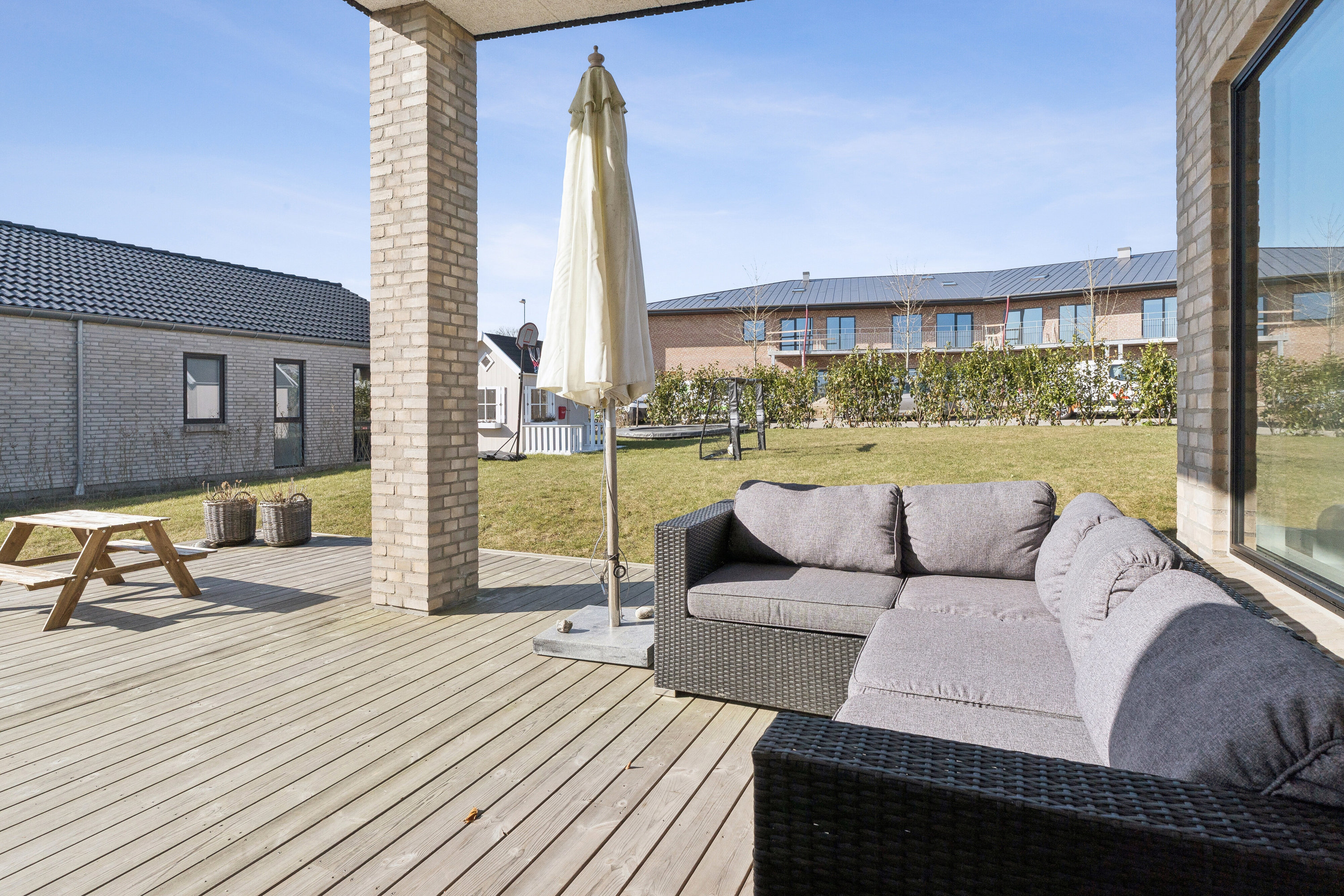 Fremhævet terrasse billede i fuldskærmstilstand. Billede af Serinedalen 43, 8340 Malling