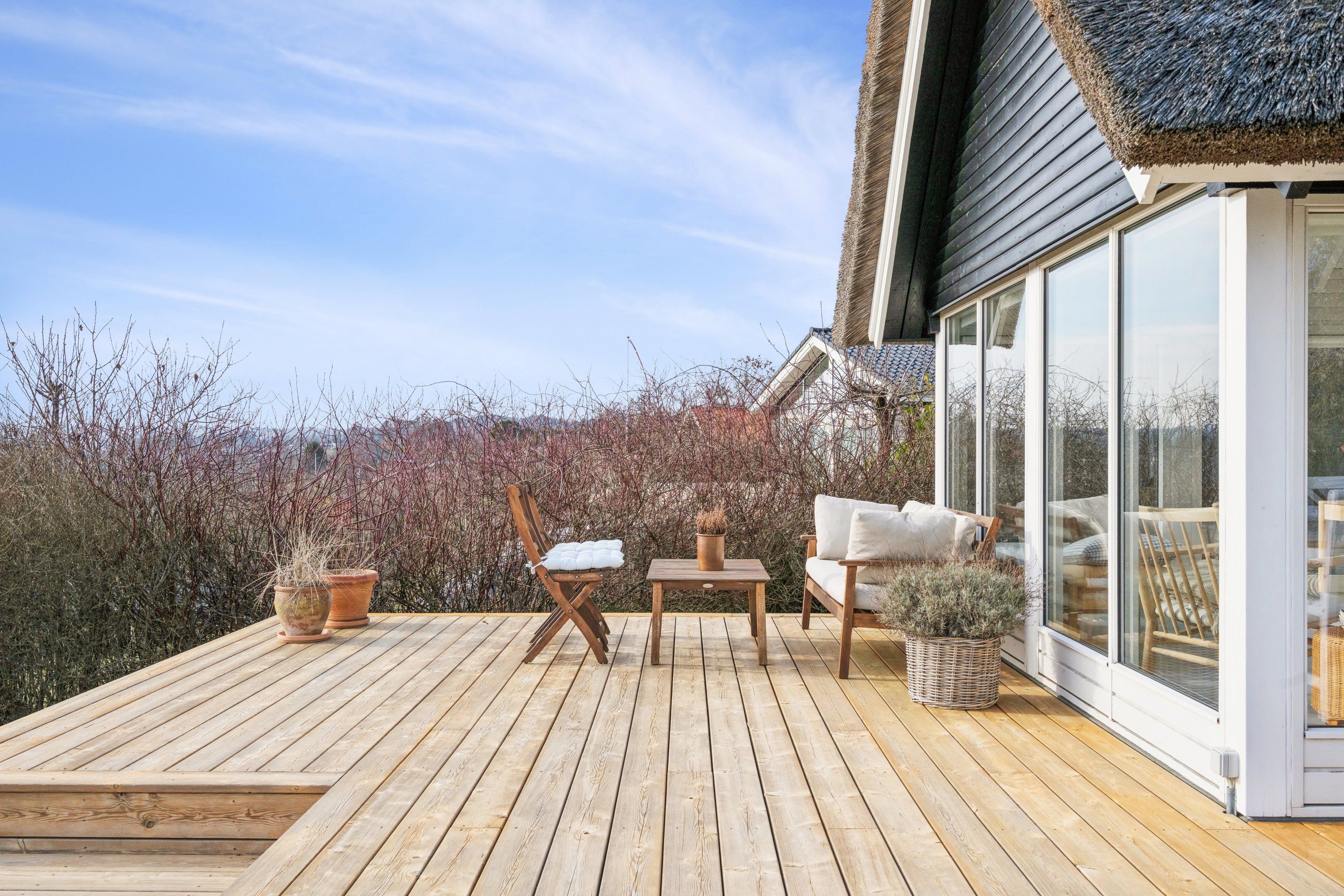 Fremhævet terrasse billede i fuldskærmstilstand. Billede af Peter Holms Vej 23, Lyngsbæk Strand, 8400 Ebeltoft