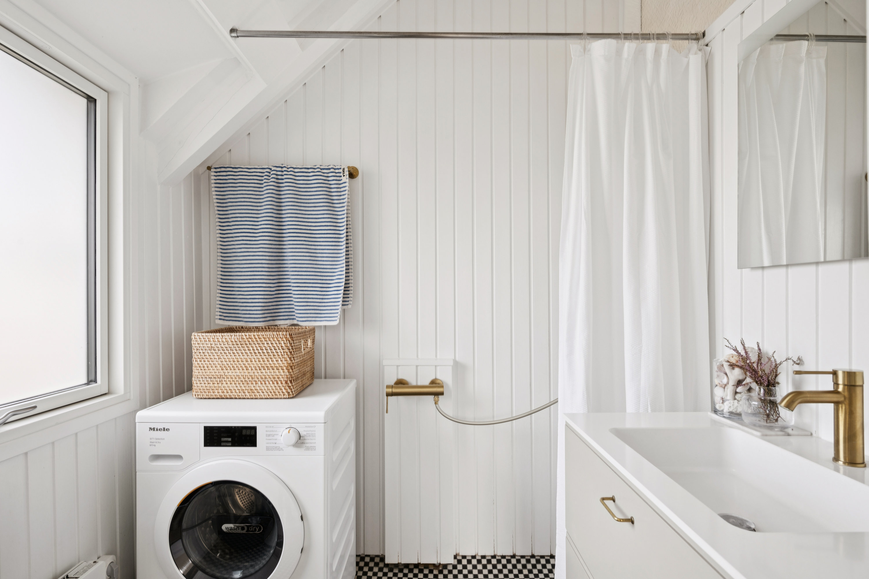 Fremhævet badeværelse billede i fuldskærmstilstand. Billede af Peter Holms Vej 23, Lyngsbæk Strand, 8400 Ebeltoft