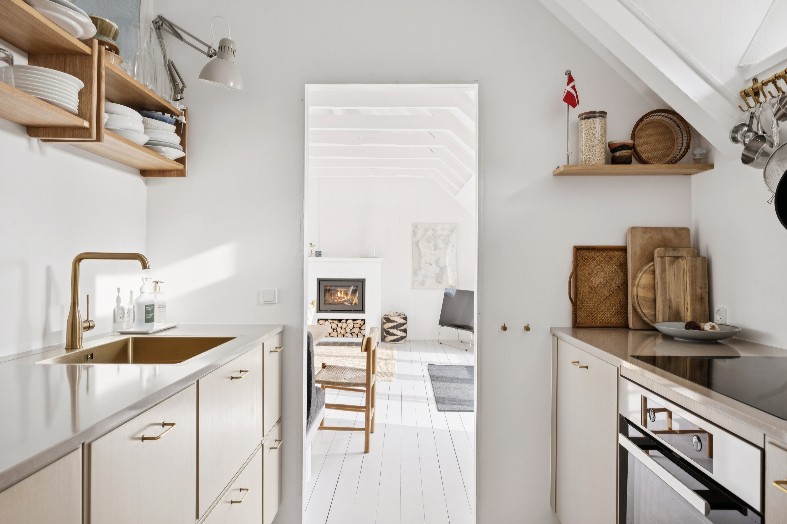 Fremhævet køkken billede i fuldskærmstilstand. Billede af Peter Holms Vej 23, Lyngsbæk Strand, 8400 Ebeltoft