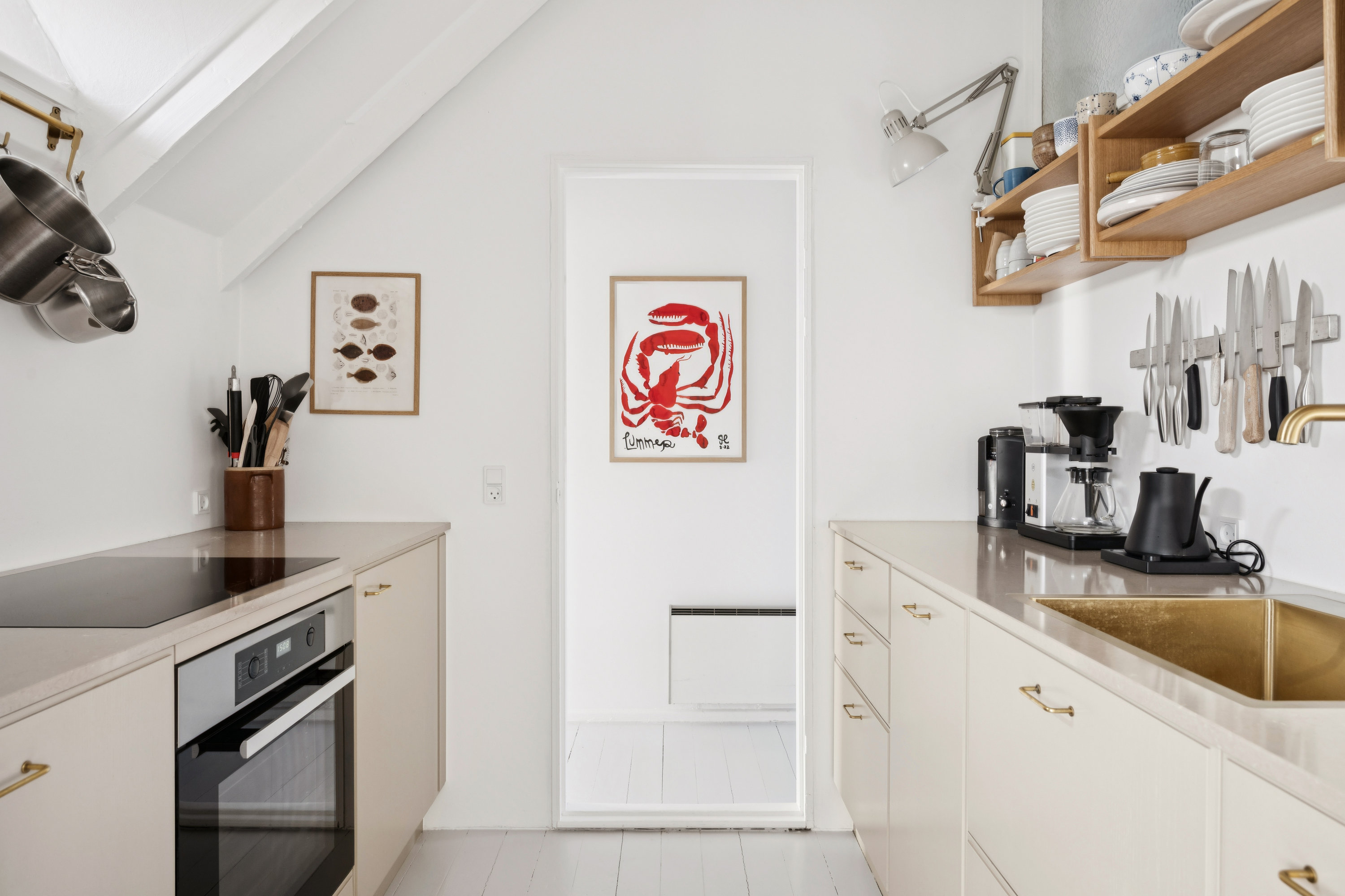 Fremhævet køkken billede i fuldskærmstilstand. Billede af Peter Holms Vej 23, Lyngsbæk Strand, 8400 Ebeltoft